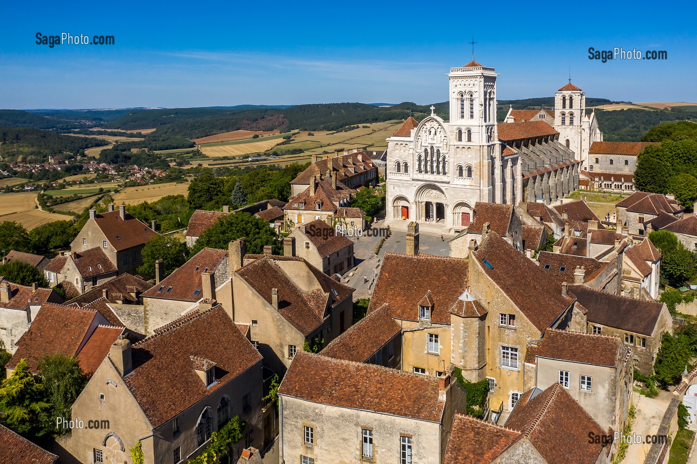 VILLAGE ET COLLINE ETERNELLE DE VEZELAY, BASILIQUE SAINTE MARIE MADELEINE, VEZELAY, YONNE, BOURGOGNE, FRANCE 