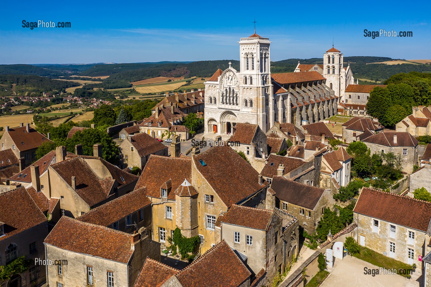 VILLAGE ET COLLINE ETERNELLE DE VEZELAY, BASILIQUE SAINTE MARIE MADELEINE, VEZELAY, YONNE, BOURGOGNE, FRANCE 