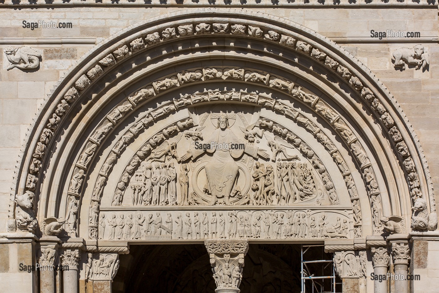 PORTAIL CENTRAL DE LA BASILIQUE SAINTE MARIE MADELEINE, VEZELAY, YONNE, BOURGOGNE, FRANCE 