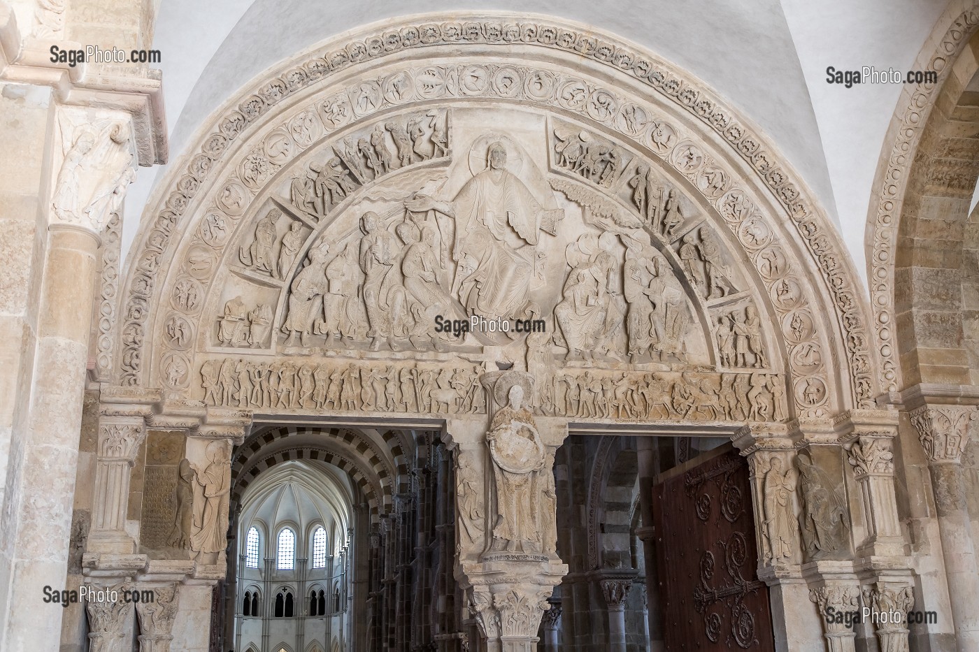 TYMPAN INTERIEUR DU NARTHEX REPRESENTANT UN CHRIST EN GLOIRE CHEFS-D'ŒUVRE DE LA SCULPTURE ROMANE, BASILIQUE SAINTE MARIE MADELEINE, VEZELAY, YONNE, BOURGOGNE, FRANCE 