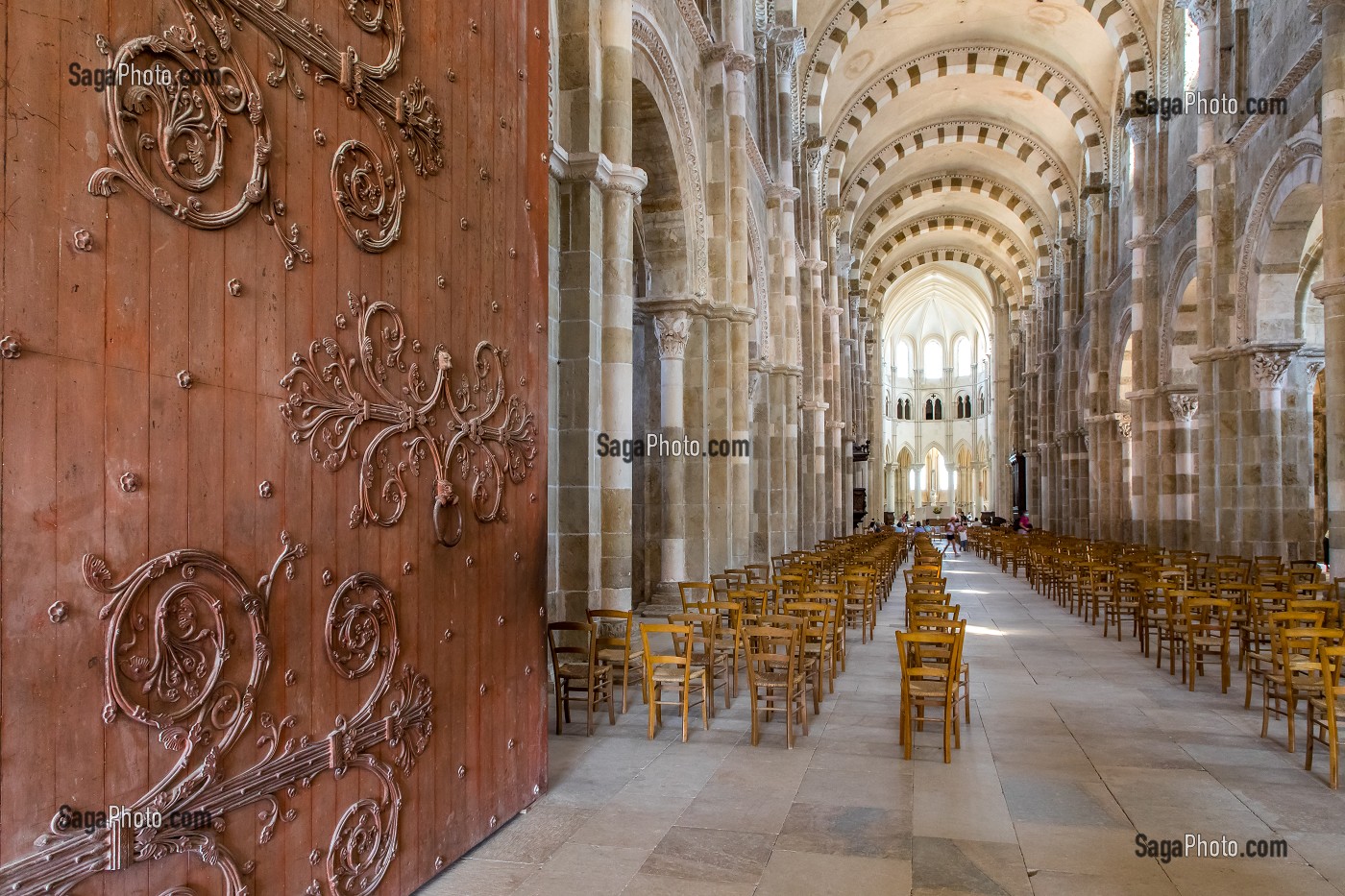 PORTAIL ET NEF, BASILIQUE SAINTE MARIE MADELEINE, VEZELAY, YONNE, BOURGOGNE, FRANCE 