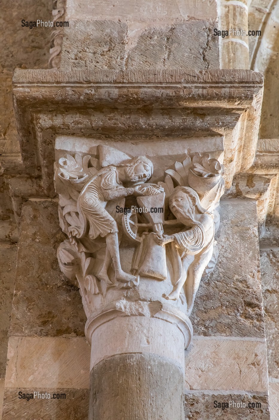 LE MOULIN MYSTIQUE, CHAPITEAU, NEF, BASILIQUE SAINTE MARIE MADELEINE, VEZELAY, YONNE, BOURGOGNE, FRANCE 