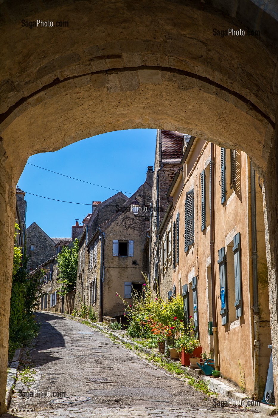 RUELLE DE VEZELAY, YONNE, BOURGOGNE, FRANCE 