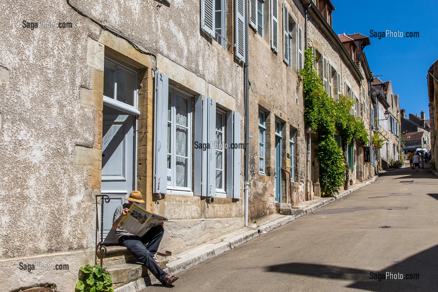 RUELLE DE VEZELAY, YONNE, BOURGOGNE, FRANCE 