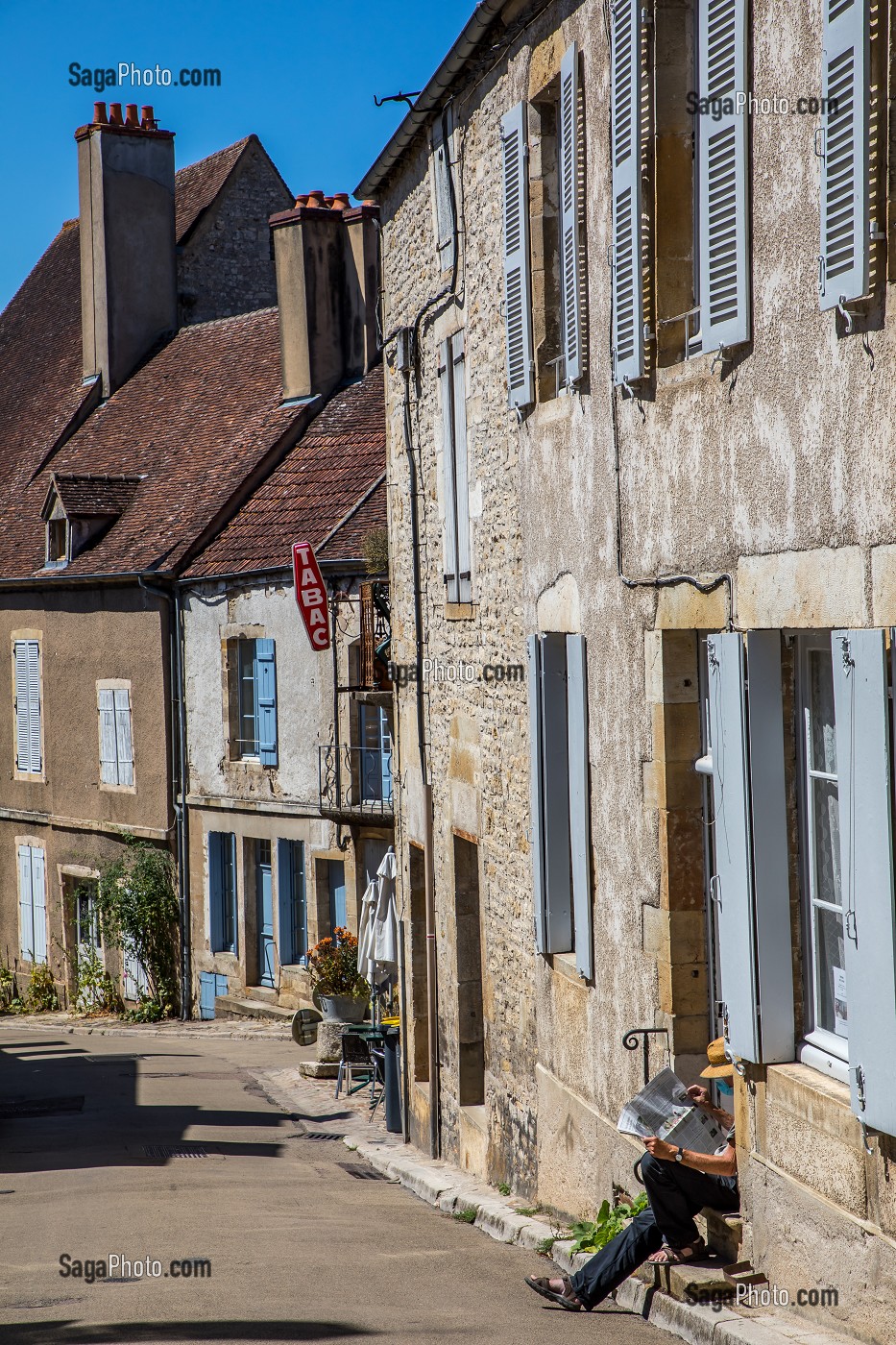 RUELLE DE VEZELAY, YONNE, BOURGOGNE, FRANCE 