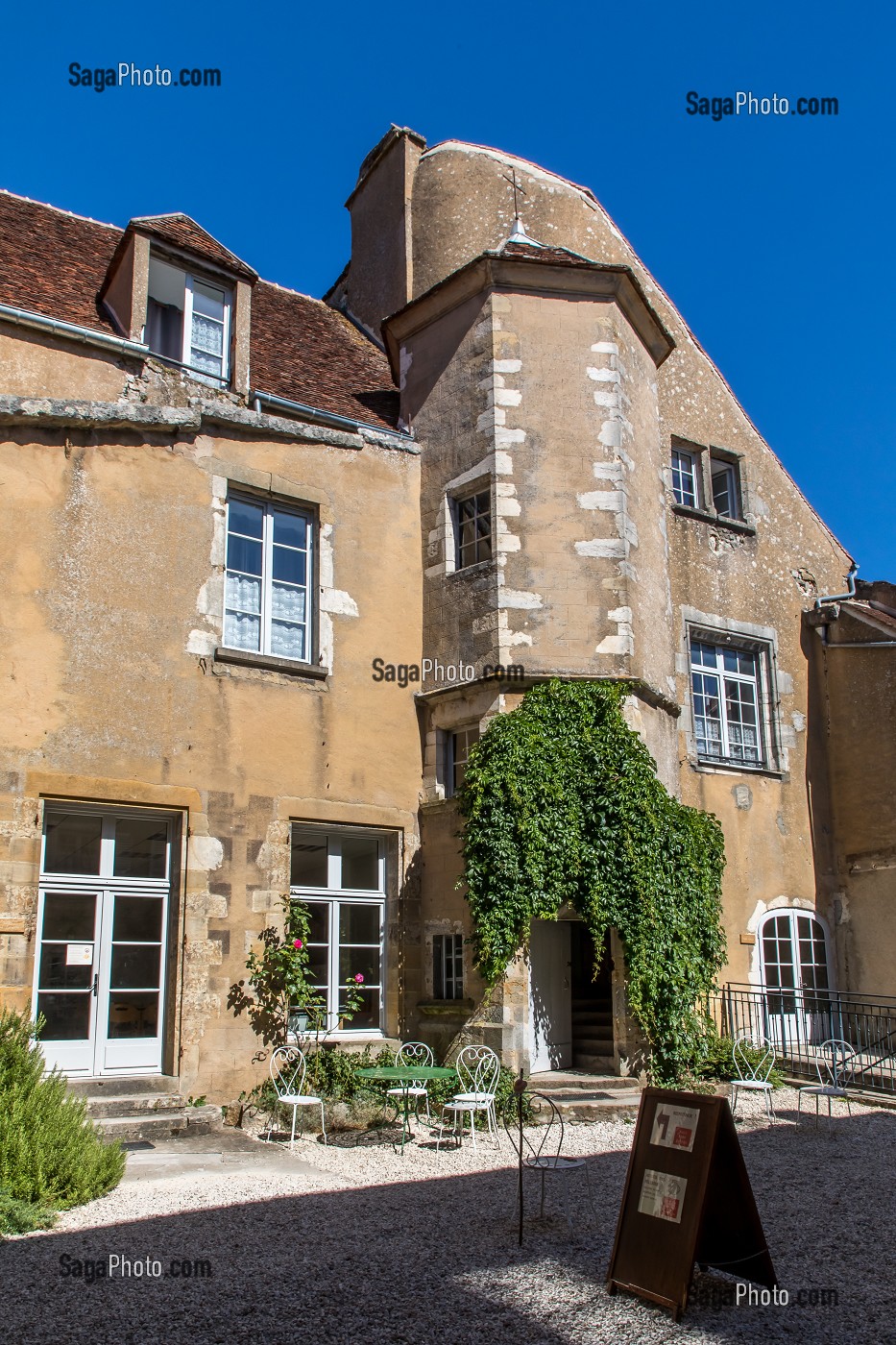 MAISON D'ACCUEIL DES PELERINS DE SAINT JACQUES DE COMPOSTELLE, VEZELAY, YONNE, BOURGOGNE, FRANCE 