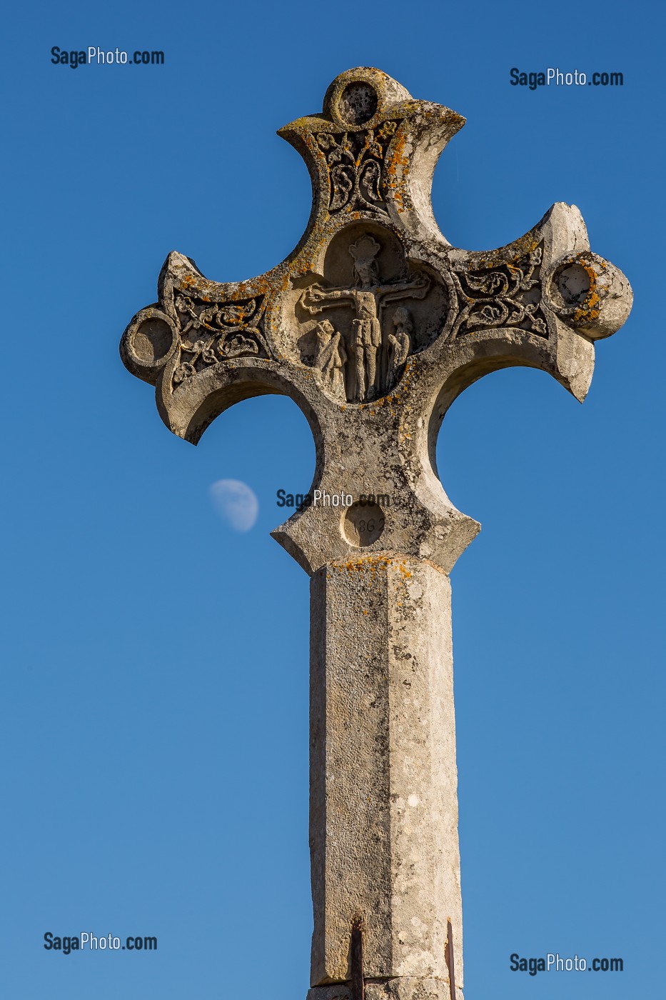 CALVAIRE DE LA CROIX MONT JOIE, DEPUIS CE MONT, LE PELERIN DECOUVRE LA COLLINE ETERNELLE DE VEZELAY LA VALLEE DE LA CURE ET LE MORVAN, THAROISEAU, YONNE, BOURGOGNE, FRANCE 