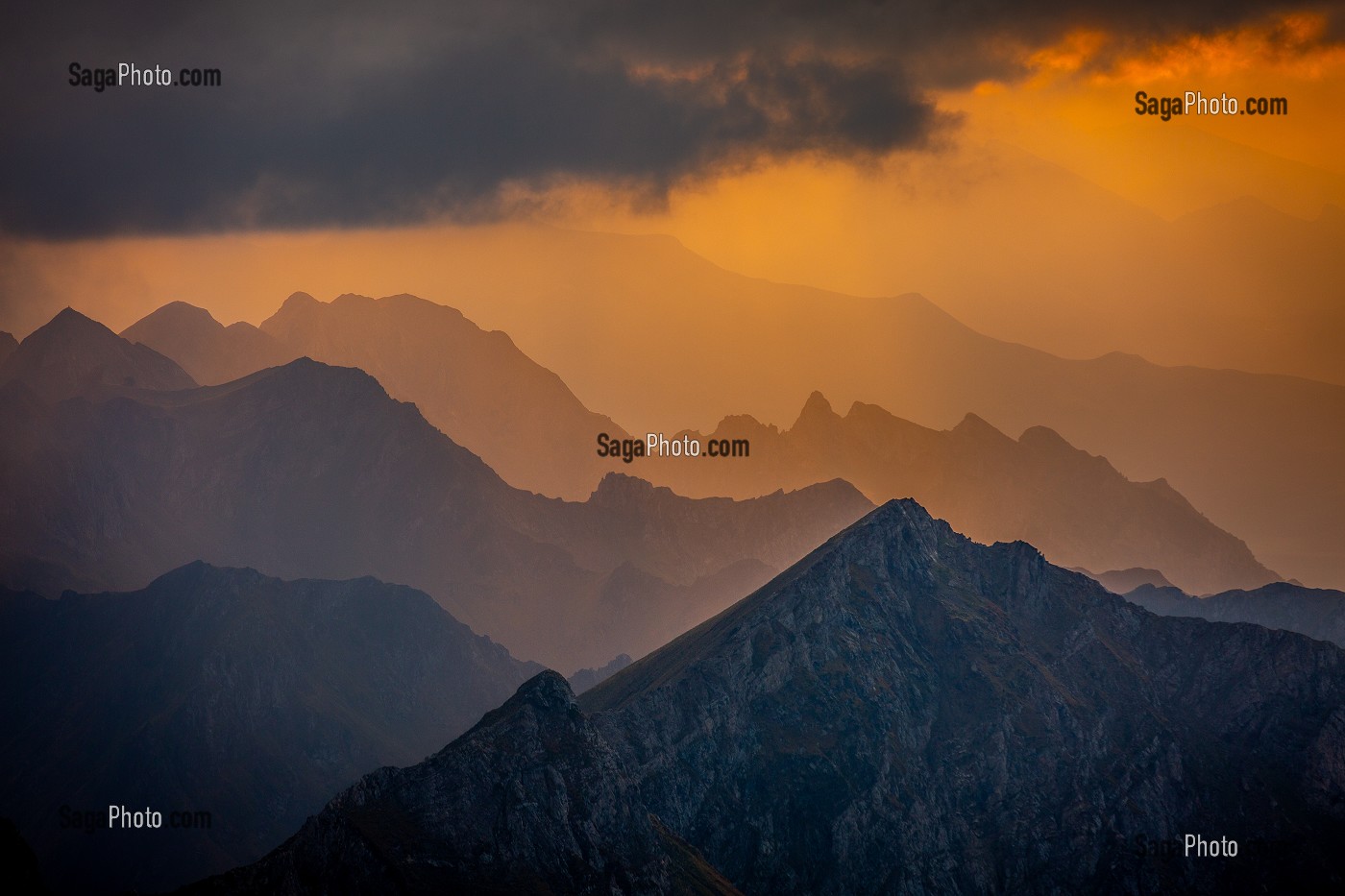 COUCHER DE SOLEIL SUR LES PYRENEES DU PIC DU MIDI DE BIGORRE, BAGNERES DE BIGORRE, HAUTES PYRENEES, MIDI PYRENEES, OCCITANIE, FRANCE 