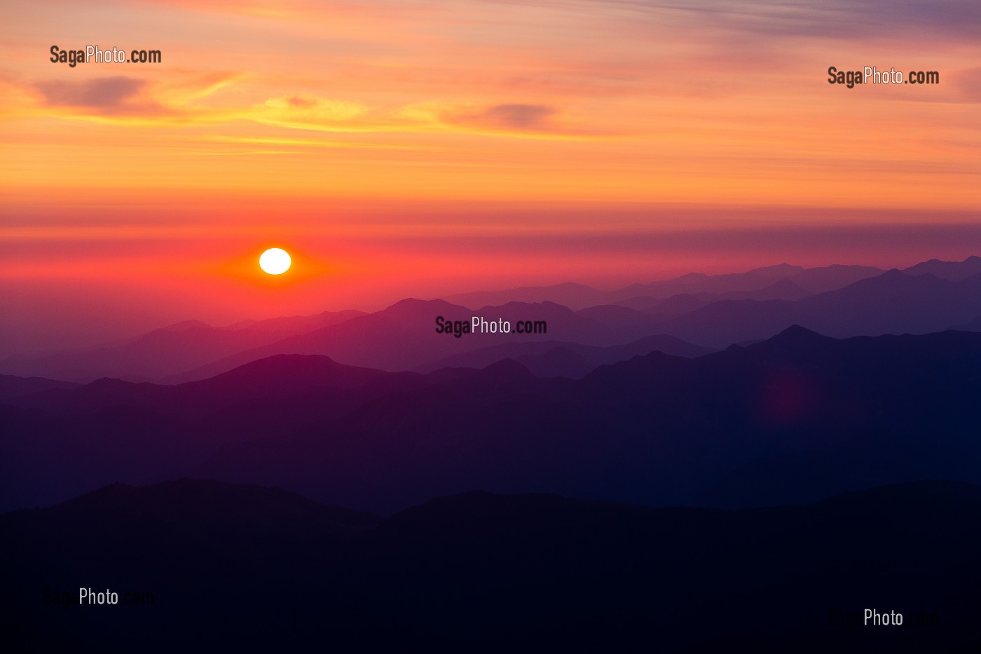 LEVER DE SOLEIL, PONTON DANS LE CIEL, PIC DU MIDI DE BIGORRE, BAGNERES DE BIGORRE, HAUTES PYRENEES, MIDI PYRENEES, OCCITANIE, FRANCE 