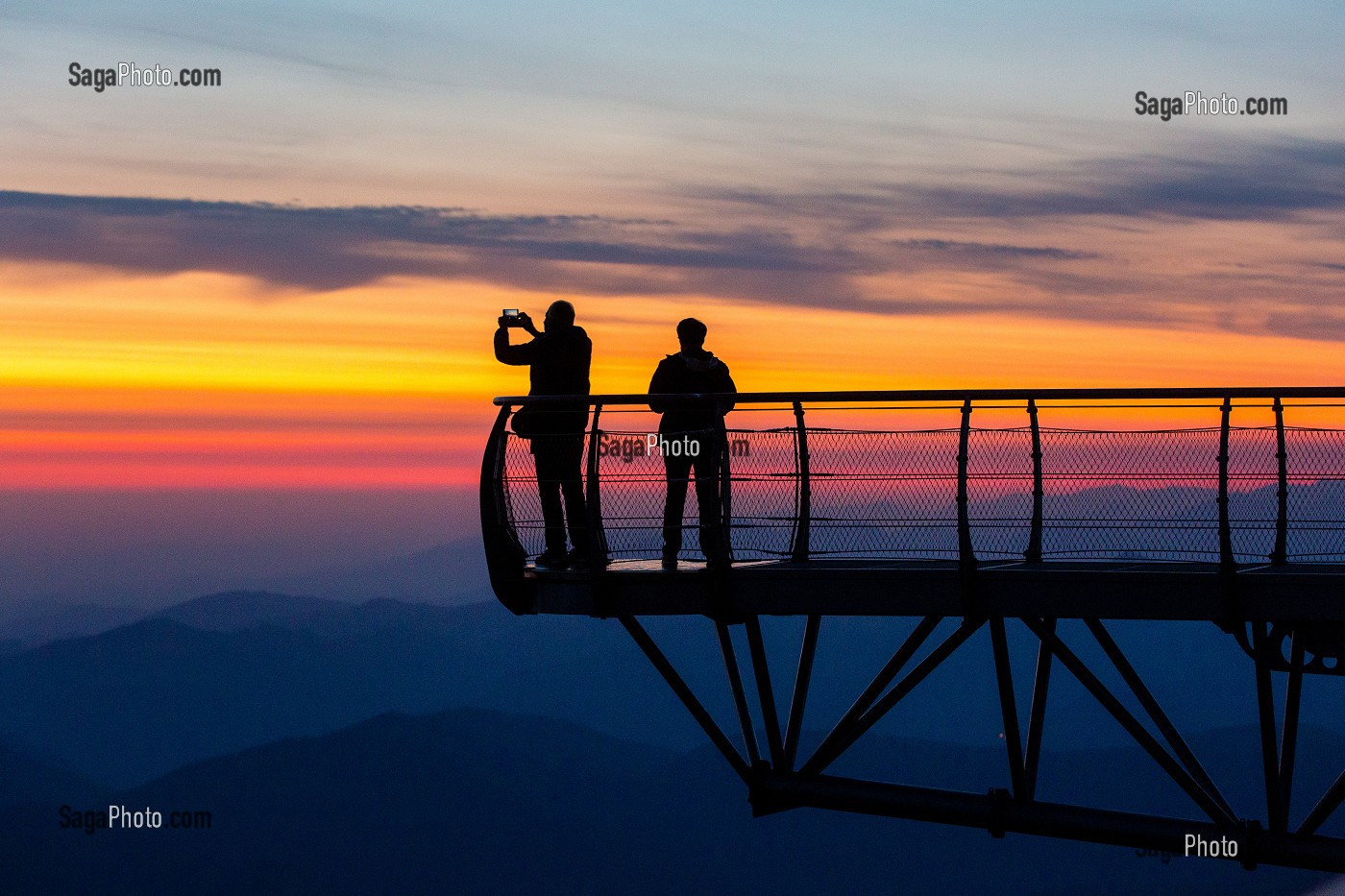 LEVER DE SOLEIL, PONTON DANS LE CIEL, PIC DU MIDI DE BIGORRE, BAGNERES DE BIGORRE, HAUTES PYRENEES, MIDI PYRENEES, OCCITANIE, FRANCE 