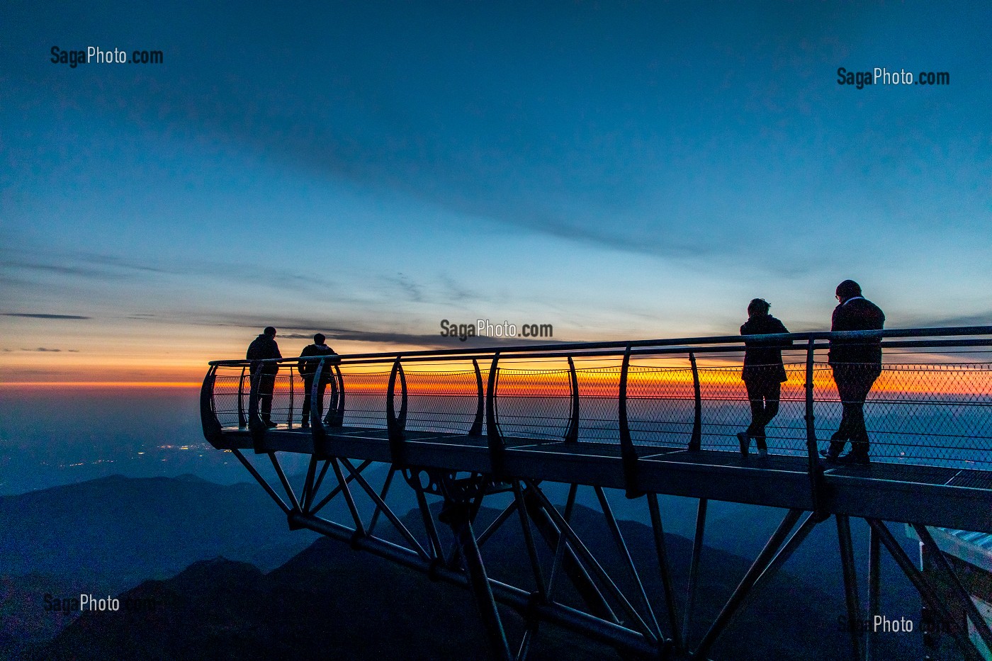 LEVER DE SOLEIL, PONTON DANS LE CIEL, PIC DU MIDI DE BIGORRE, BAGNERES DE BIGORRE, HAUTES PYRENEES, MIDI PYRENEES, OCCITANIE, FRANCE 