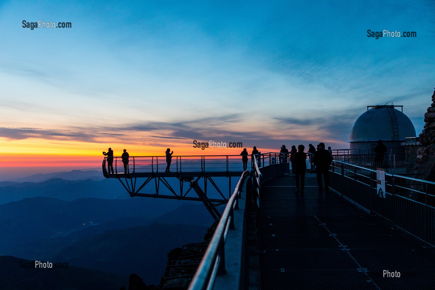 LEVER DE SOLEIL, PONTON DANS LE CIEL, PIC DU MIDI DE BIGORRE, BAGNERES DE BIGORRE, HAUTES PYRENEES, MIDI PYRENEES, OCCITANIE, FRANCE 