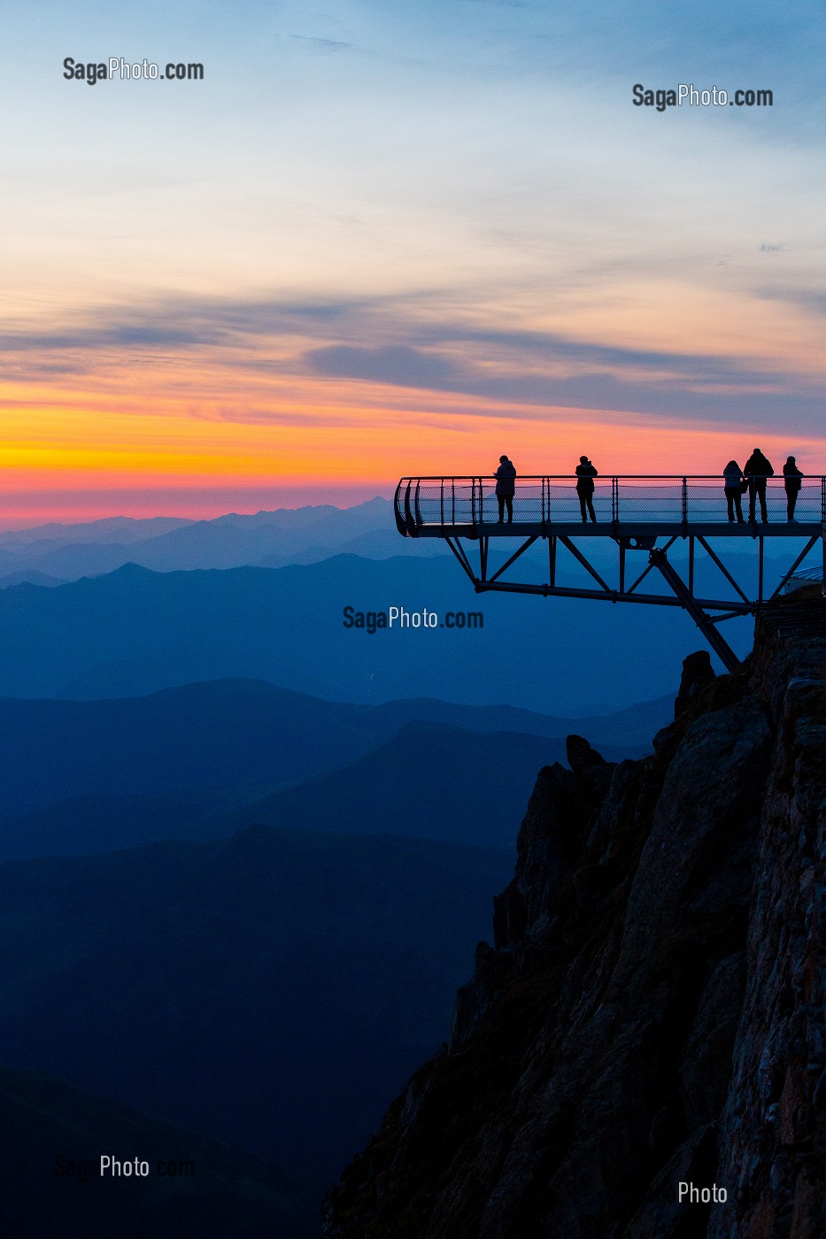 LEVER DE SOLEIL, PONTON DANS LE CIEL, PIC DU MIDI DE BIGORRE, BAGNERES DE BIGORRE, HAUTES PYRENEES, MIDI PYRENEES, OCCITANIE, FRANCE 