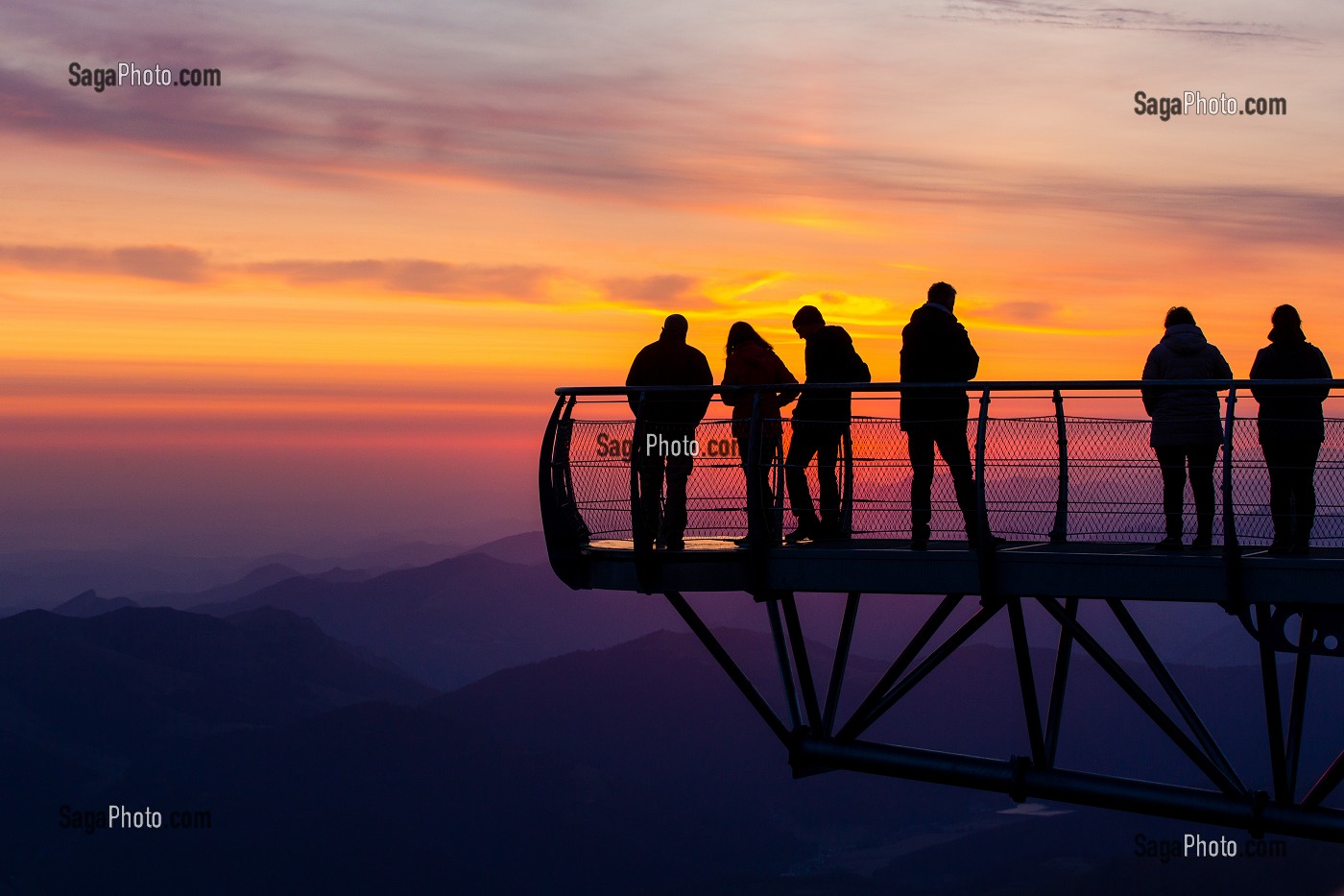 LEVER DE SOLEIL, PONTON DANS LE CIEL, PIC DU MIDI DE BIGORRE, BAGNERES DE BIGORRE, HAUTES PYRENEES, MIDI PYRENEES, OCCITANIE, FRANCE 