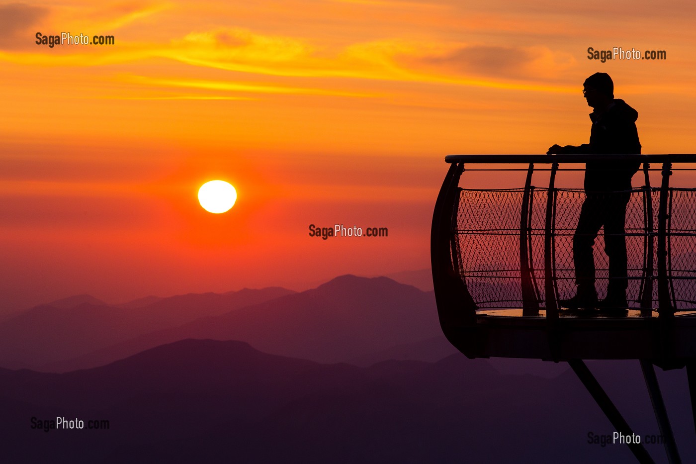 LEVER DE SOLEIL, PONTON DANS LE CIEL, PIC DU MIDI DE BIGORRE, BAGNERES DE BIGORRE, HAUTES PYRENEES, MIDI PYRENEES, OCCITANIE, FRANCE 