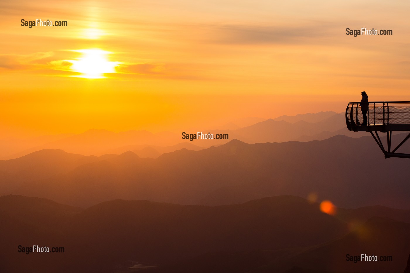 LEVER DE SOLEIL, PONTON DANS LE CIEL, PIC DU MIDI DE BIGORRE, BAGNERES DE BIGORRE, HAUTES PYRENEES, MIDI PYRENEES, OCCITANIE, FRANCE 