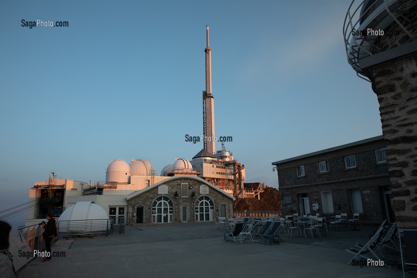 EMETTEUR DE TELEVISION, TDF, TERRASSE DE L'OBSERVATOIRE ET LES COUPOLES, PIC DU MIDI DE BIGORRE, BAGNERES DE BIGORRE, MIDI PYRENEES, OCCITANIE, FRANCE 