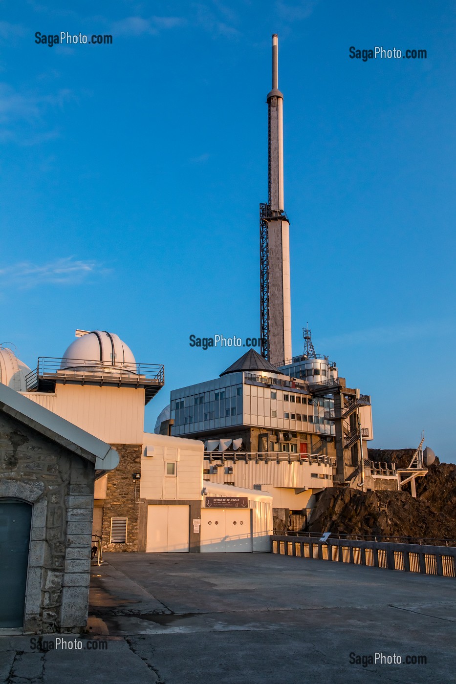 EMETTEUR DE TELEVISION, TDF, TERRASSE DE L'OBSERVATOIRE ET LES COUPOLES, PIC DU MIDI DE BIGORRE, BAGNERES DE BIGORRE, MIDI PYRENEES, OCCITANIE, FRANCE 