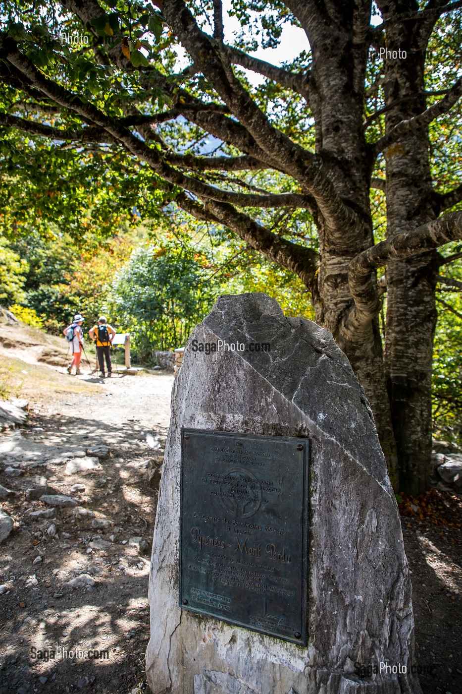 STELE SYMBOLISANT LE CLASSEMENT DU CIRQUE DE GAVARNIE AU PATRIMOINE MONDIAL DE L'UNESCO, OCCITANIE, FRANCE 