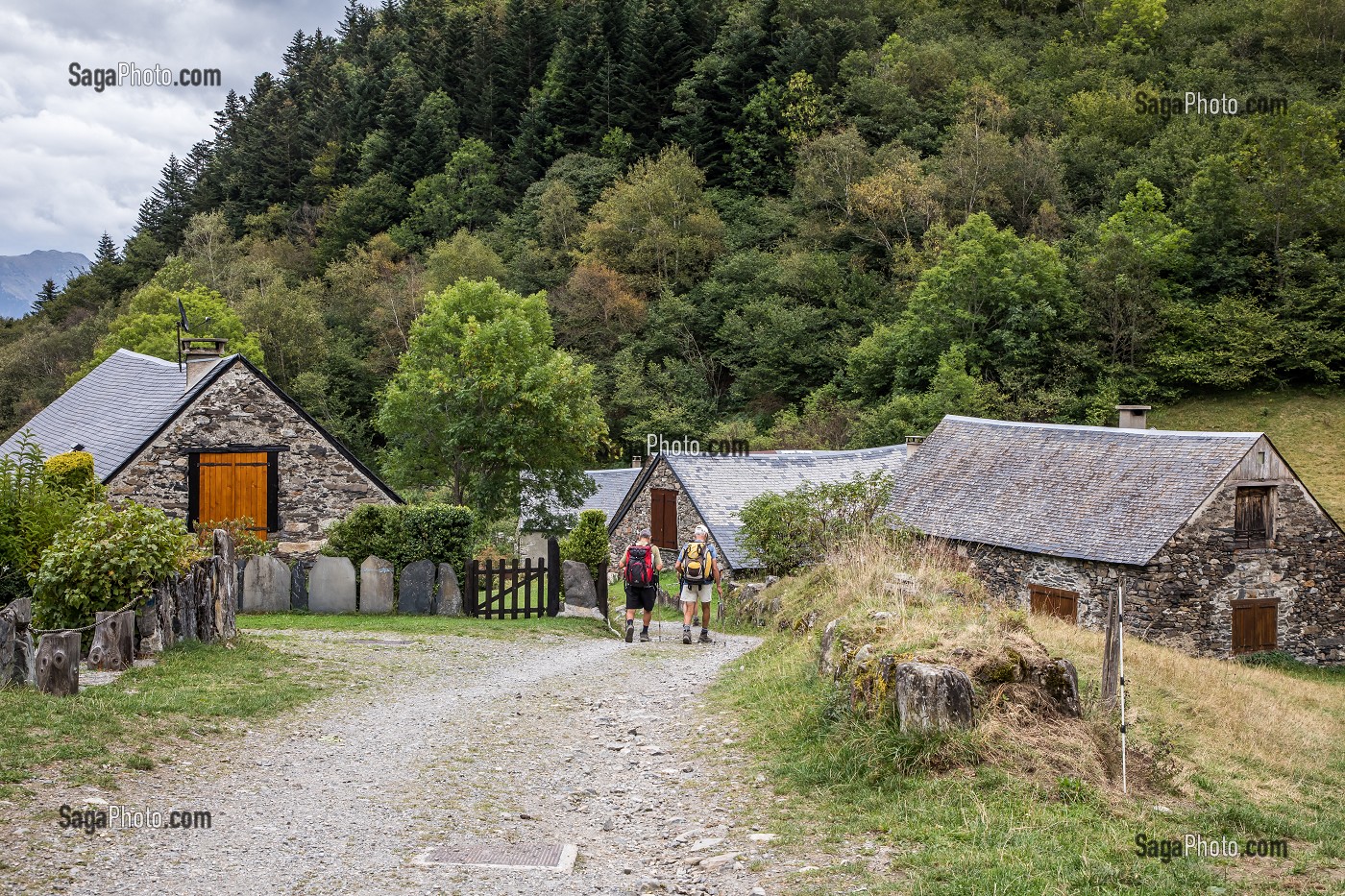 RANDONNEURS HAMEAU DE LURGUE, RESERVE NATURELLE REGIONALE D'AULON, HAUTES PYRENEES, MIDI PYRENEES, OCCITANIE, FRANCE 