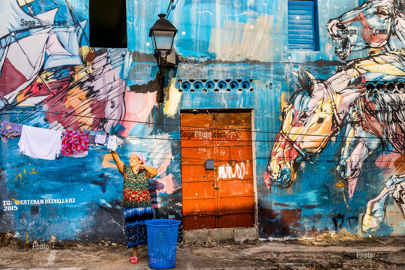 HABITANTE QUI ETEND SON LINGE, MURS PEINT QUARTIER DE LA ATARAZANA, QUARTIER COLONIAL ENREGISTRE AU PATRIMOINE MONDIAL DE L'UNESCO, SAINT DOMINGUE, SANTO DOMINGO, REPUBLIQUE DOMINICAINE 