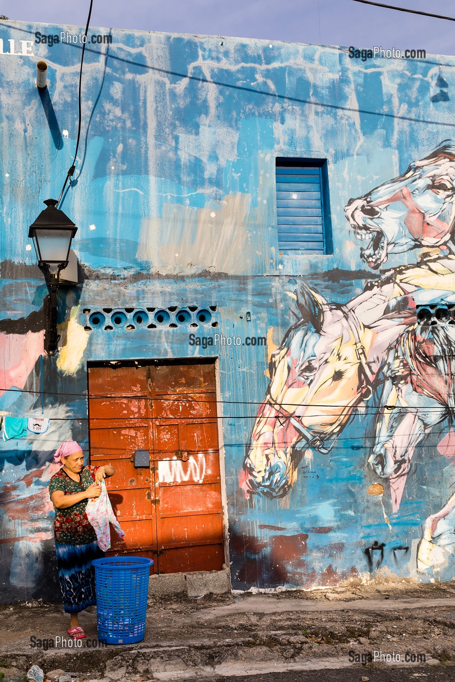 HABITANTE QUI ETEND SON LINGE, MURS PEINT QUARTIER DE LA ATARAZANA, QUARTIER COLONIAL ENREGISTRE AU PATRIMOINE MONDIAL DE L'UNESCO, SAINT DOMINGUE, SANTO DOMINGO, REPUBLIQUE DOMINICAINE 