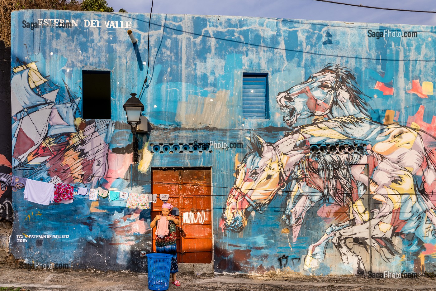 HABITANTE QUI ETANT SON LINGE, MURS PEINT QUARTIER DE LA ATARAZANA, QUARTIER COLONIAL ENREGISTRE AU PATRIMOINE MONDIAL DE L'UNESCO, SAINT DOMINGUE, SANTO DOMINGO, REPUBLIQUE DOMINICAINE 