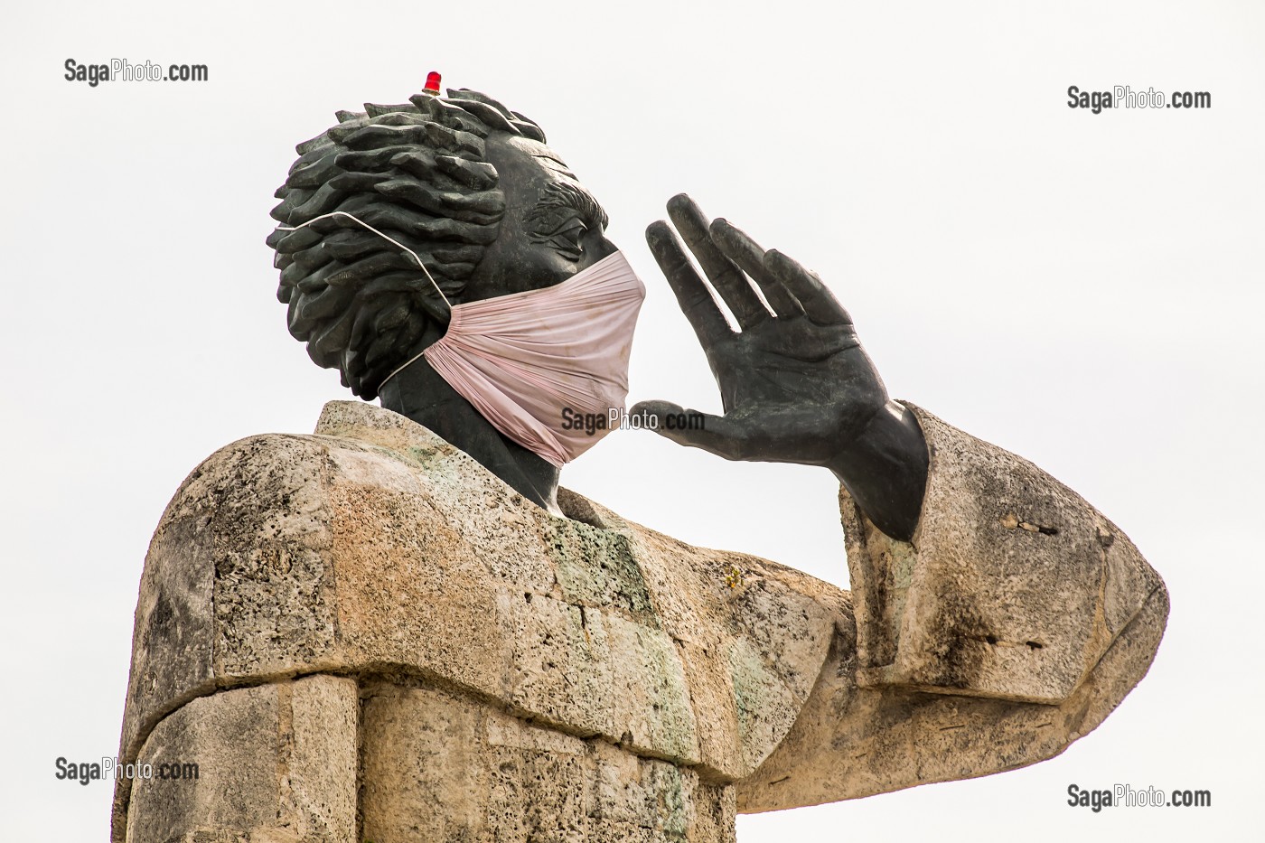 STATUE DE ANTONIO DE MONTESINOS AVEC UN MASQUE DURANT LA PANDEMIE DU COVID 19, PRETRE DOMINICAIN DE L'ILE D'HISPANIOL, SAINT DOMINGUE, SANTO DOMINGO, REPUBLIQUE DOMINICAINE 