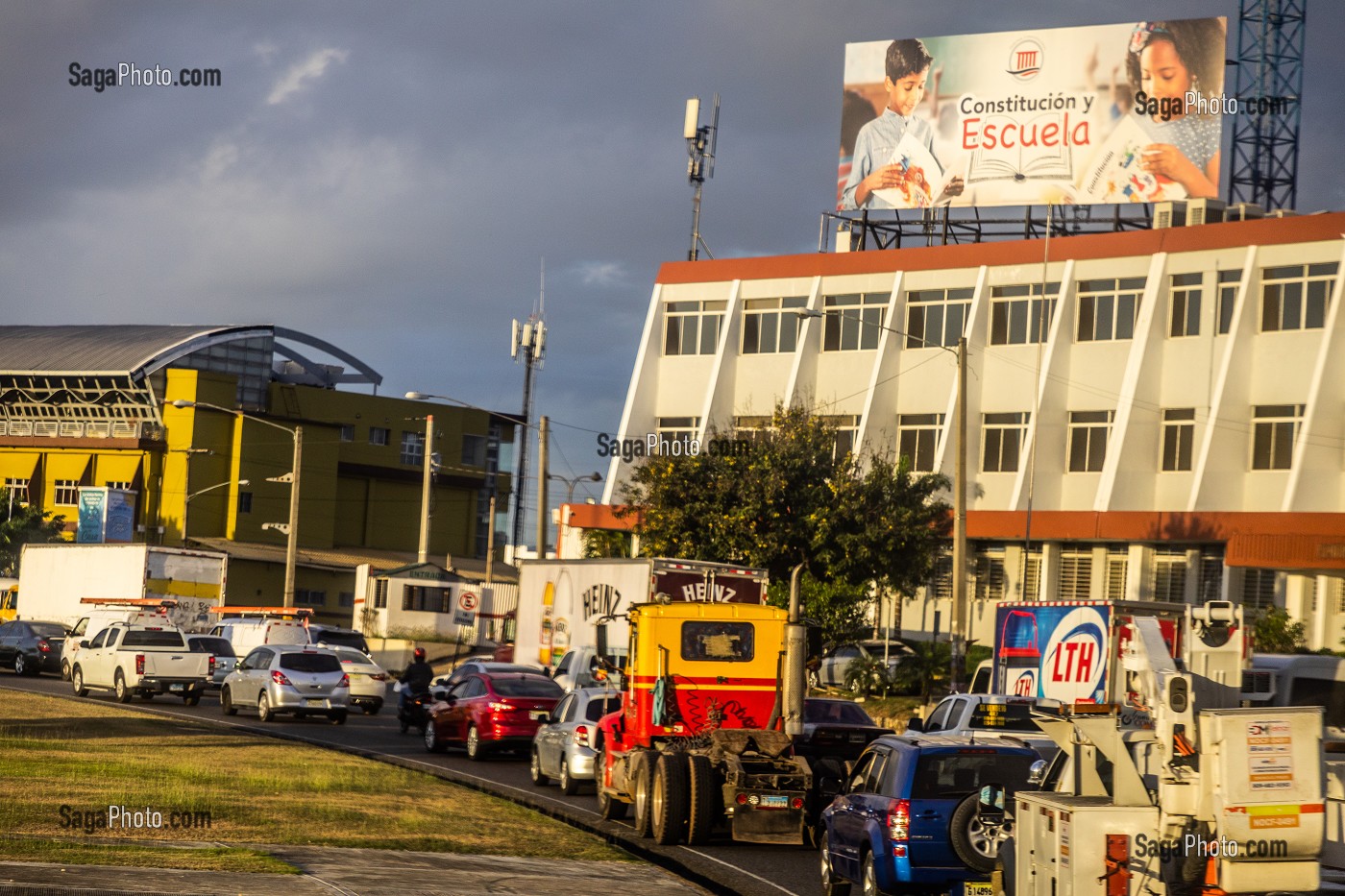 AFFICHE EN FAVEUR DE L'ECOLE, PLAZA DE LA BANDERA, SANTO DOMINGO, REPUBLIQUE DOMINICAINE 