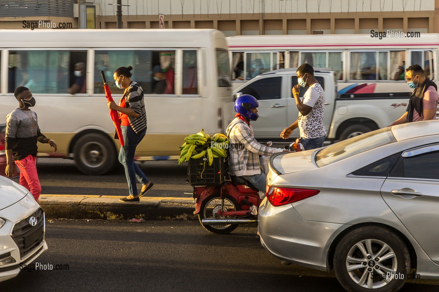 SCENE DE RUE ET VENDEURS AMBULANTS, PLAZA DE LA BANDERA, SANTO DOMINGO, REPUBLIQUE DOMINICAINE 