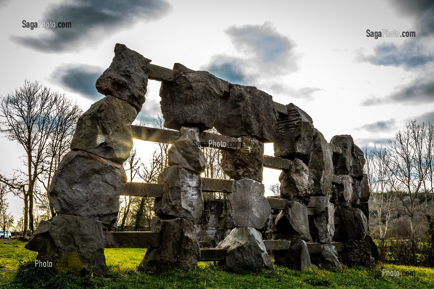 CHEMIN FAIS'ART, SCULPTURES MONUMENTALES EN PIERRE DE VOLVIC DE GILLES PEREZ, CHAPDES BEAUFORT, (63) PUY DE DOME, AUVERGNE 