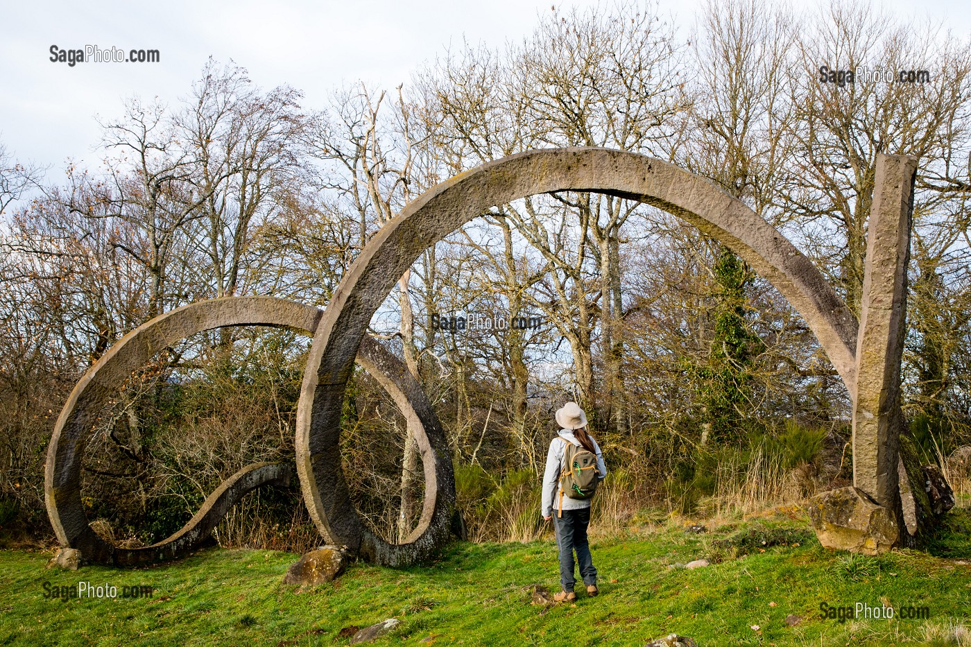 CHEMIN FAIS'ART, SCULPTURES MONUMENTALES EN PIERRE DE VOLVIC DE GILLES PEREZ, CHAPDES BEAUFORT, (63) PUY DE DOME, AUVERGNE 