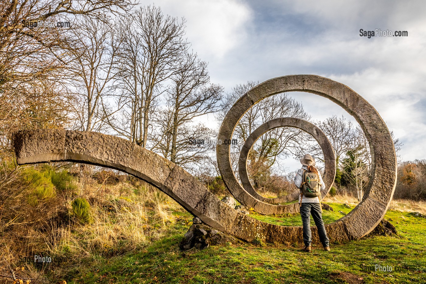 CHEMIN FAIS'ART, SCULPTURES MONUMENTALES EN PIERRE DE VOLVIC DE GILLES PEREZ, CHAPDES BEAUFORT, (63) PUY DE DOME, AUVERGNE 