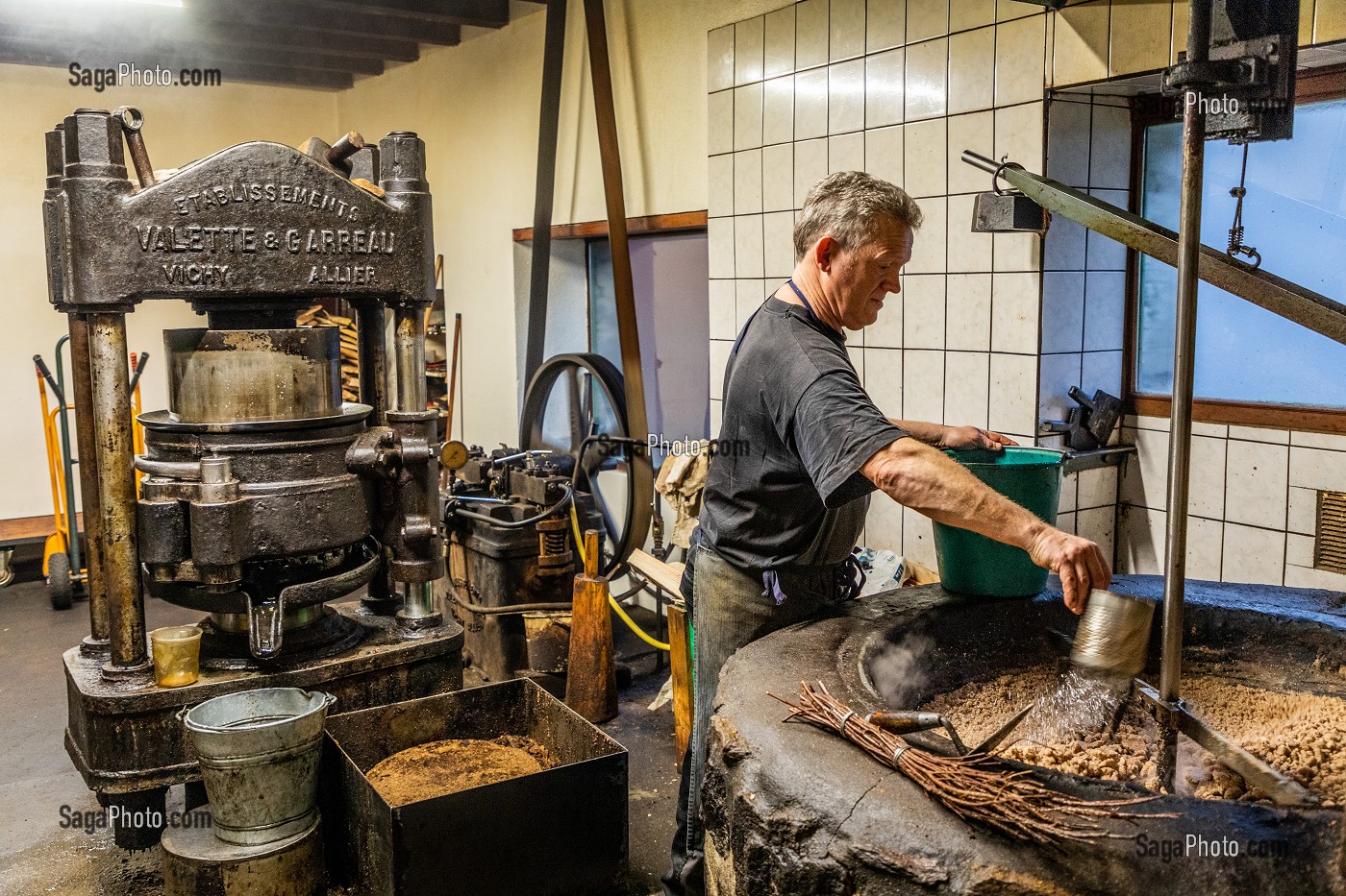 HUILERIE ARTISANALE DE BLOT L’EGLISE, FABRICATION INCHANGÉE DEPUIS 1857, BLOT L'EGLISE, COMBRAILLES, (63) PUY DE DOME, AUVERGNE 