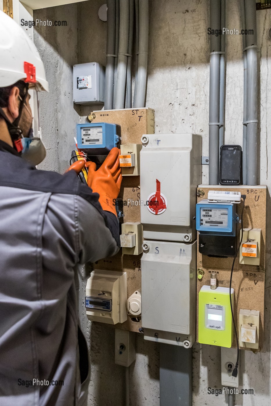 MISE EN SERVICE, REMPLACEMENT COMPTEUR ELECTRIQUE PAR COMPTEUR LINKY, CHARENTON LE PONT (94), VAL DE MARNE, ILE DE FRANCE, FRANCE, EUROPE 