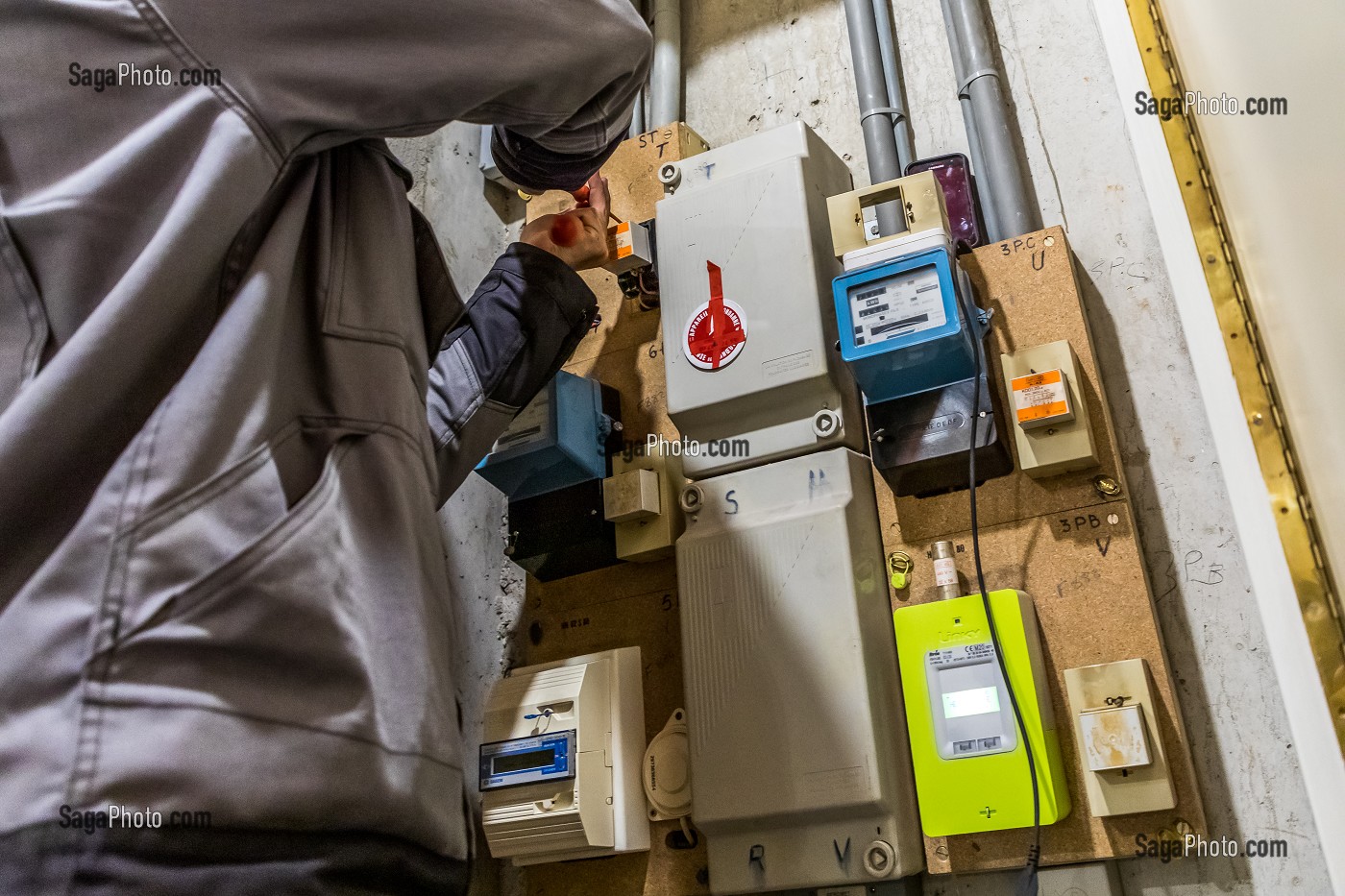 MISE EN SERVICE, REMPLACEMENT COMPTEUR ELECTRIQUE PAR COMPTEUR LINKY, CHARENTON LE PONT (94), VAL DE MARNE, ILE DE FRANCE, FRANCE, EUROPE 