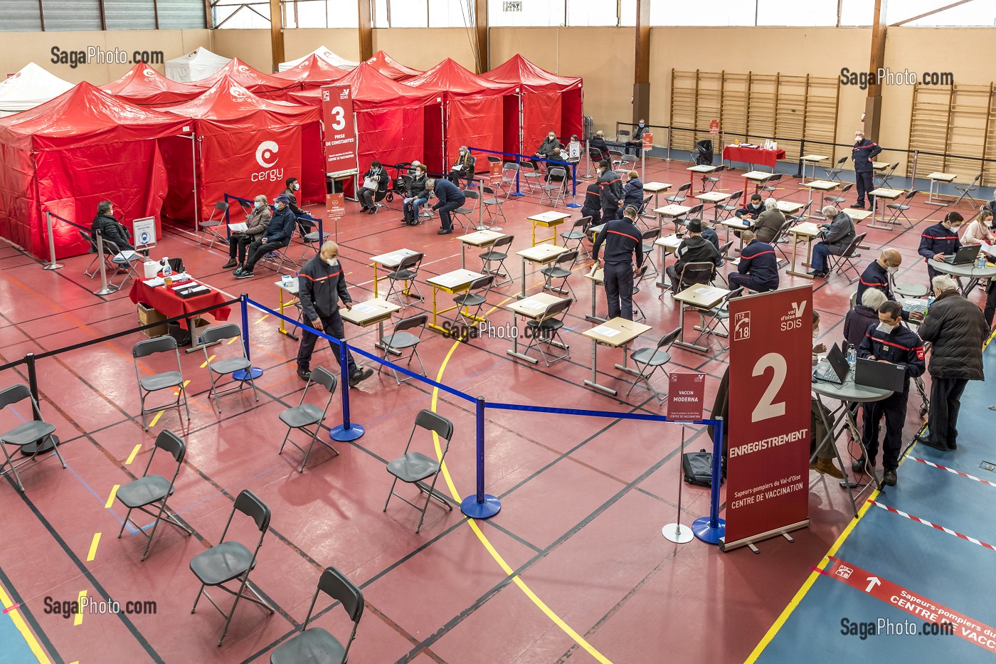 CENTRE DE VACCINATION EPHEMERE CONTRE LE COVID 19 INSTALLE DANS UN GYMNASE PAR LES SAPEURS-POMPIERS DU VAL D’OISE, SDIS 95, CERGY PONTOISE (95) 