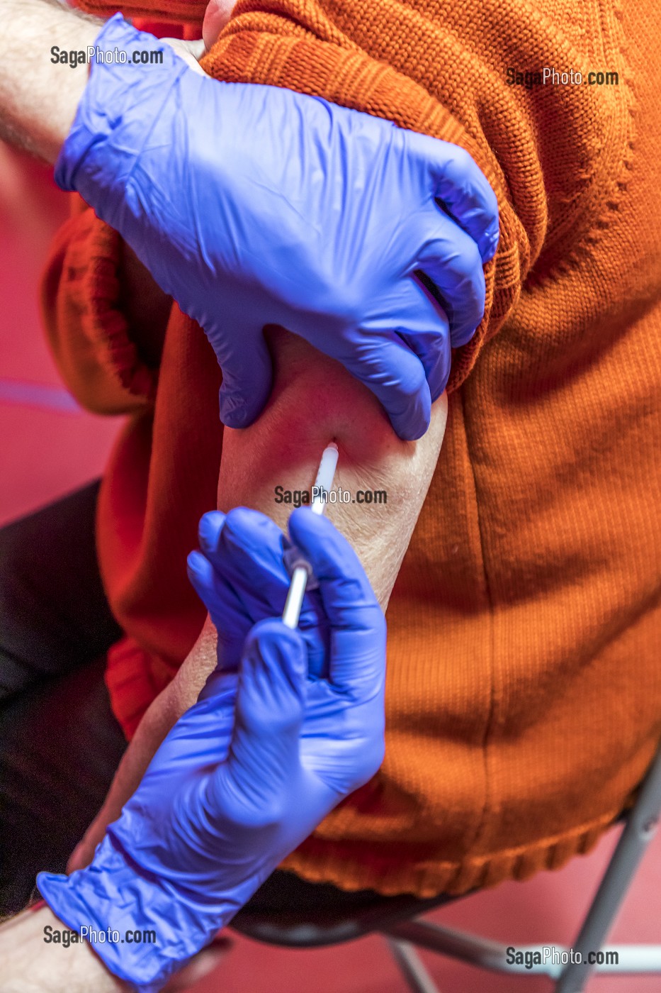 CENTRE DE VACCINATION EPHEMERE CONTRE LE COVID 19 INSTALLE DANS UN GYMNASE PAR LES SAPEURS-POMPIERS DU VAL D’OISE, SDIS 95, UN DECRET PERMET DORENAVANT A L'ENSEMBLE DES SAPEURS-POMPIERS QUI NE SONT PAS DES SERVICES DE SANTE DE PROCEDER A LA VACCINATION APRES UNE FORMATION, CERGY PONTOISE (95)