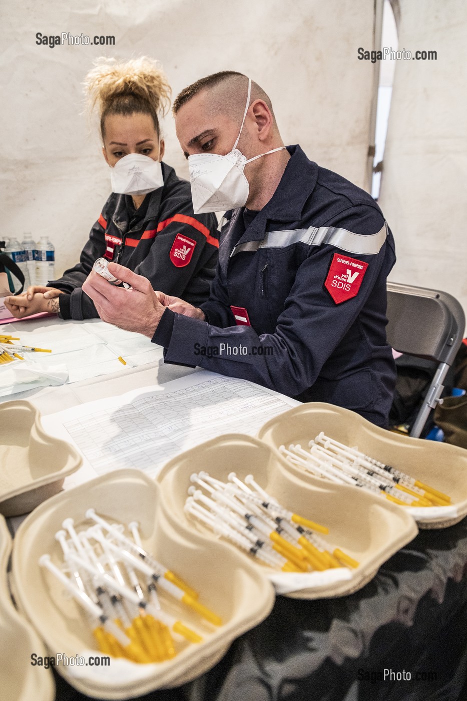 PREPARATION DES DOSES DE VACCIN MODERNA COVID 19, CENTRE DE VACCINATION EPHEMERE CONTRE LE COVID 19 INSTALLE DANS UN GYMNASE PAR LES SAPEURS-POMPIERS DU VAL D’OISE, SDIS 95, CERGY PONTOISE (95) 