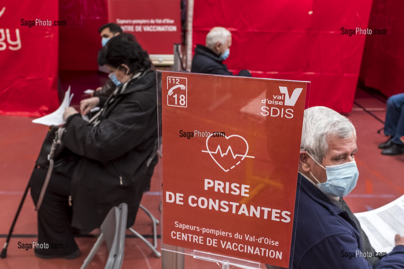 PRISE DE CONSTANTES AVANT VACCINATION, CENTRE DE VACCINATION EPHEMERE CONTRE LE COVID 19 INSTALLE DANS UN GYMNASE PAR LES SAPEURS-POMPIERS DU VAL D’OISE, SDIS 95, CERGY PONTOISE (95) 