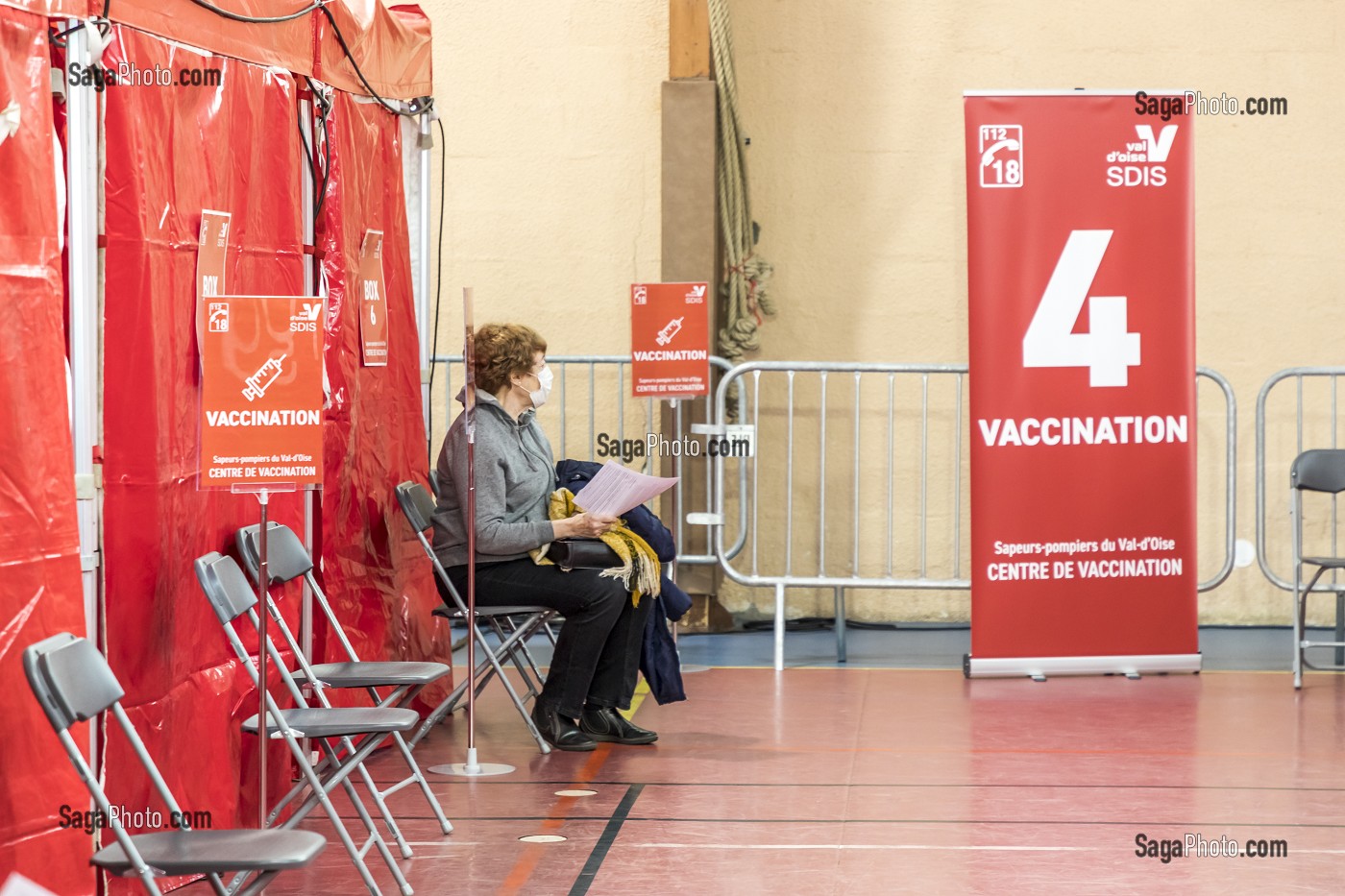 CENTRE DE VACCINATION EPHEMERE CONTRE LE COVID 19 INSTALLE DANS UN GYMNASE PAR LES SAPEURS-POMPIERS DU VAL D’OISE, SDIS 95, CERGY PONTOISE (95) 