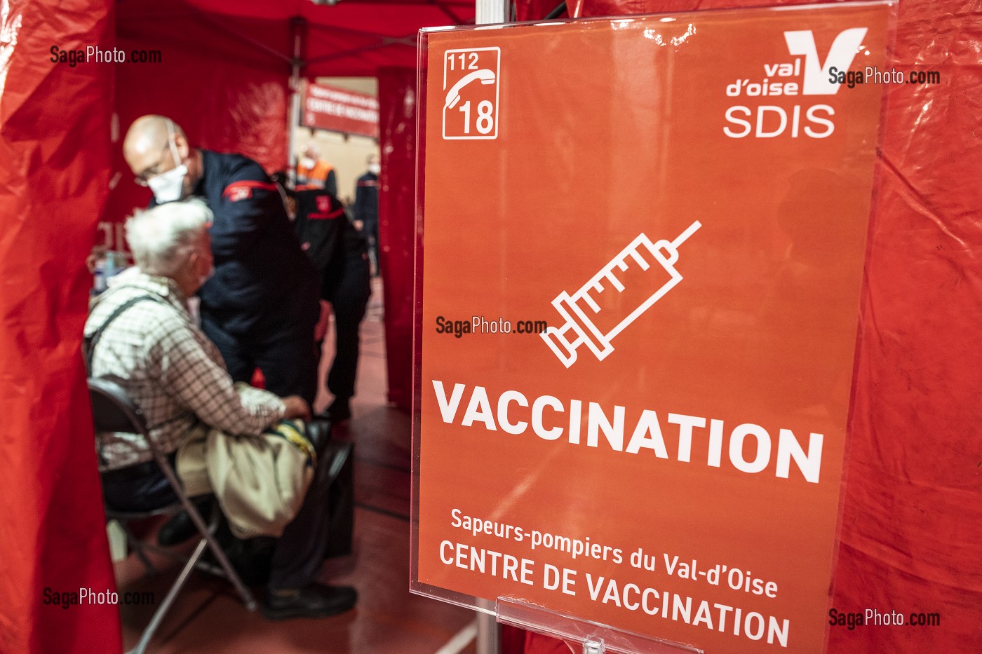 CENTRE DE VACCINATION EPHEMERE CONTRE LE COVID 19 INSTALLE DANS UN GYMNASE PAR LES SAPEURS-POMPIERS DU VAL D’OISE, SDIS 95, UN DECRET PERMET DORENAVANT A L'ENSEMBLE DES SAPEURS-POMPIERS QUI NE SONT PAS DES SERVICES DE SANTE DE PROCEDER A LA VACCINATION APRES UNE FORMATION, CERGY PONTOISE (95)