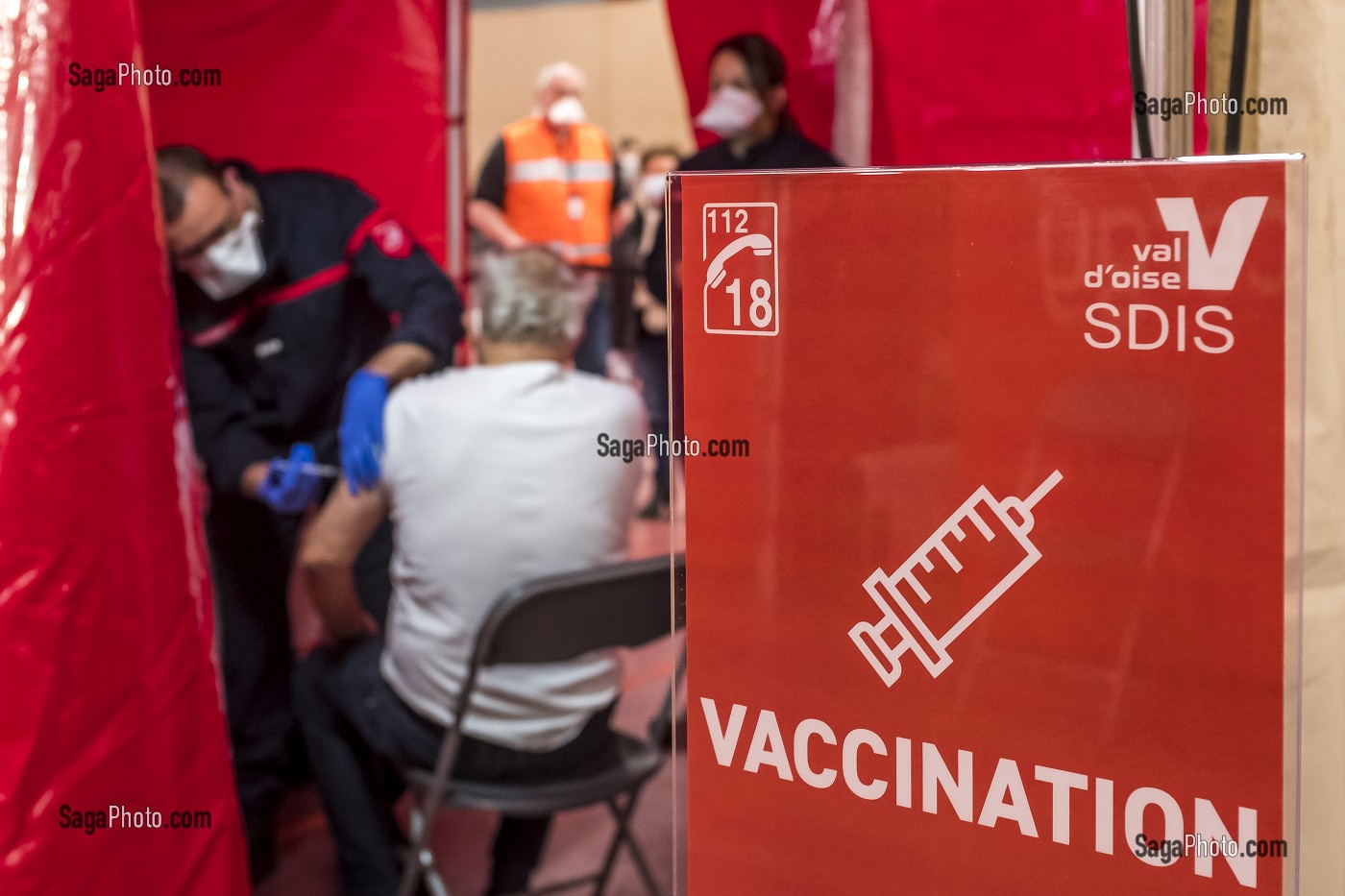 CENTRE DE VACCINATION EPHEMERE CONTRE LE COVID 19 INSTALLE DANS UN GYMNASE PAR LES SAPEURS-POMPIERS DU VAL D’OISE, SDIS 95, UN DECRET PERMET DORENAVANT A L'ENSEMBLE DES SAPEURS-POMPIERS QUI NE SONT PAS DES SERVICES DE SANTE DE PROCEDER A LA VACCINATION APRES UNE FORMATION, CERGY PONTOISE (95)