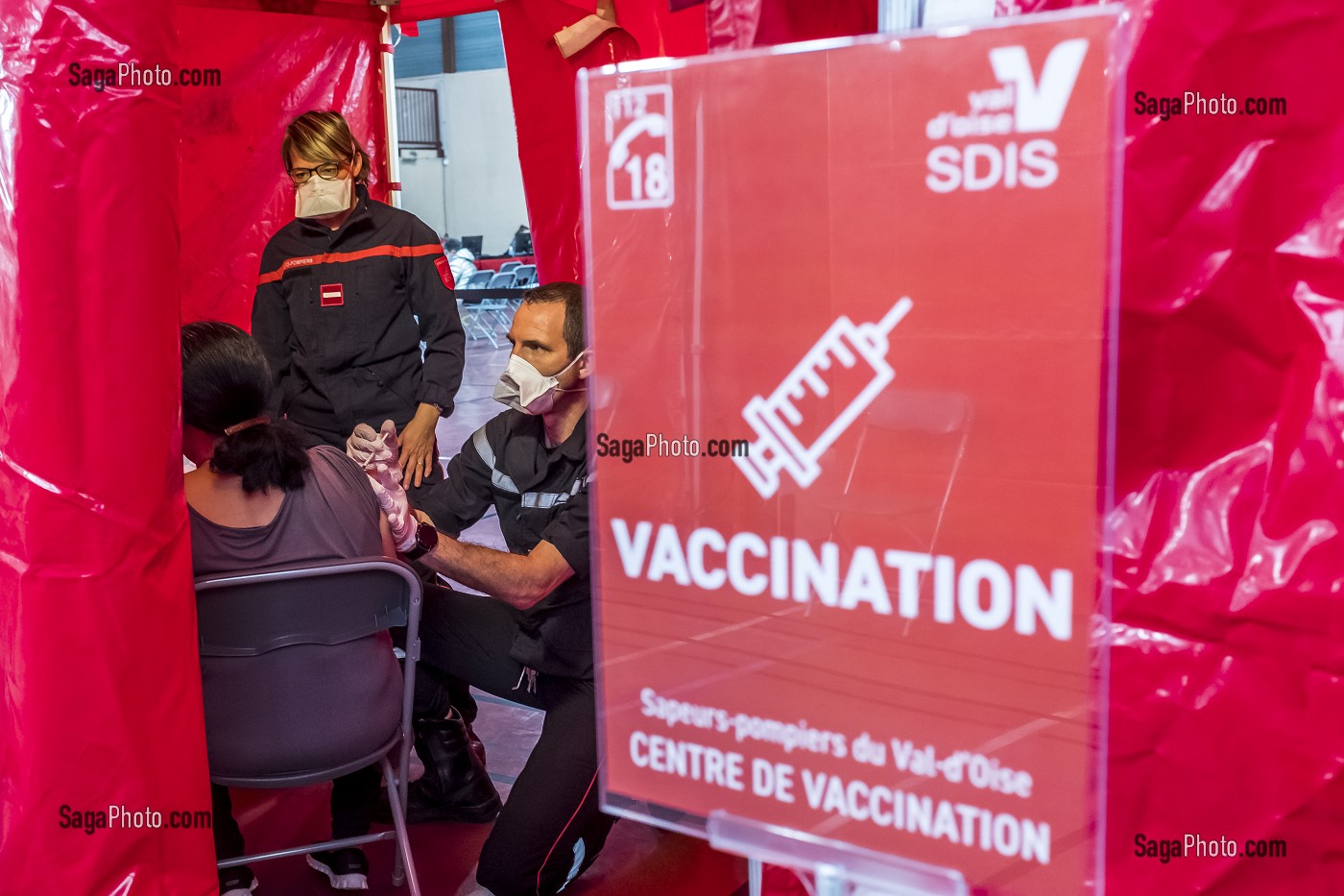 CENTRE DE VACCINATION EPHEMERE CONTRE LE COVID 19 INSTALLE DANS UN GYMNASE PAR LES SAPEURS-POMPIERS DU VAL D’OISE, SDIS 95, UN DECRET PERMET DORENAVANT A L'ENSEMBLE DES SAPEURS-POMPIERS QUI NE SONT PAS DES SERVICES DE SANTE DE PROCEDER A LA VACCINATION APRES UNE FORMATION, CERGY PONTOISE (95)