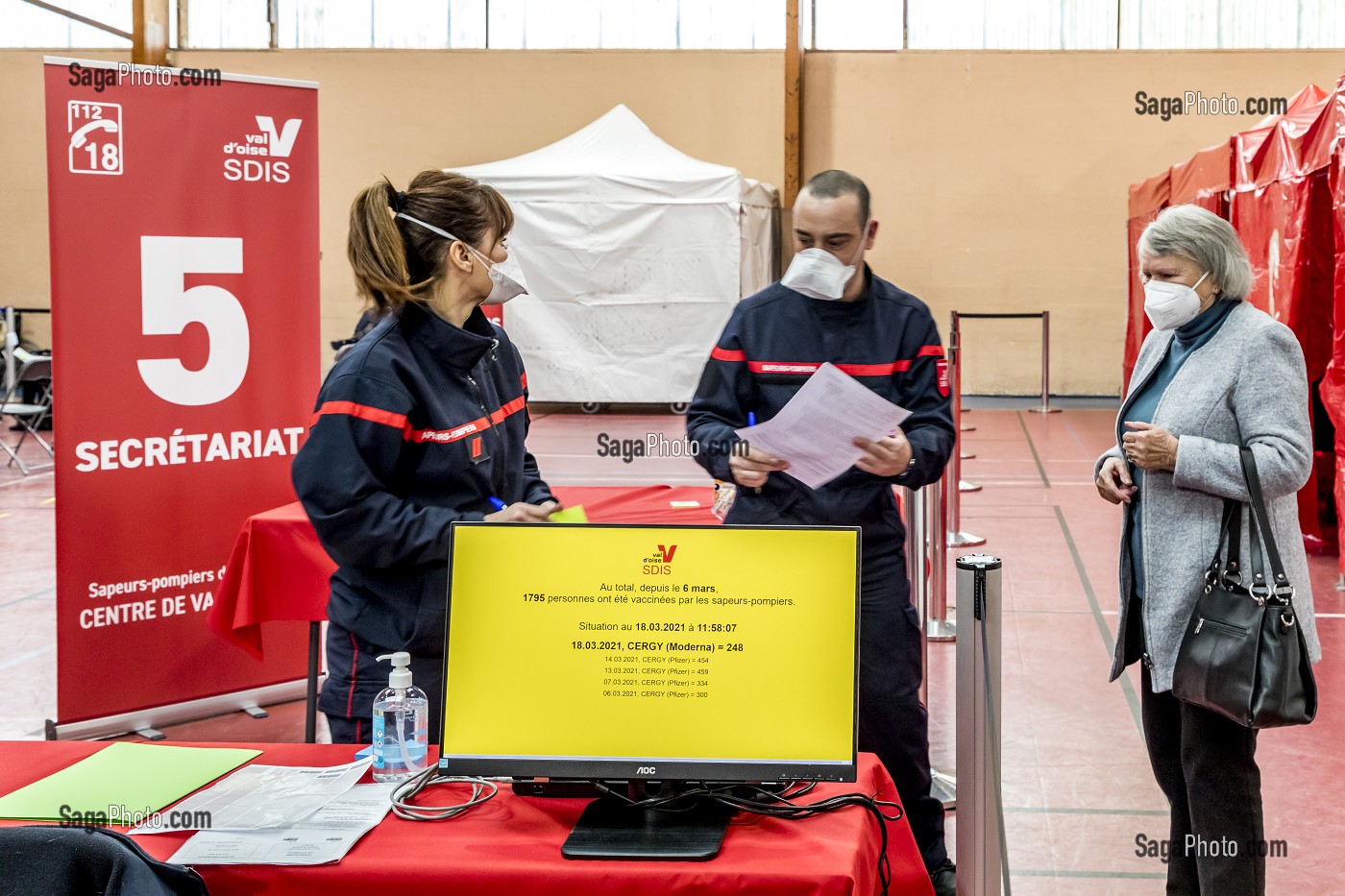 NOMBRE DE PERSONNES VACCINEES EN TEMPS REEL, CENTRE DE VACCINATION EPHEMERE CONTRE LE COVID 19 INSTALLE DANS UN GYMNASE PAR LES SAPEURS-POMPIERS DU VAL D’OISE, SDIS 95, CERGY PONTOISE (95) 