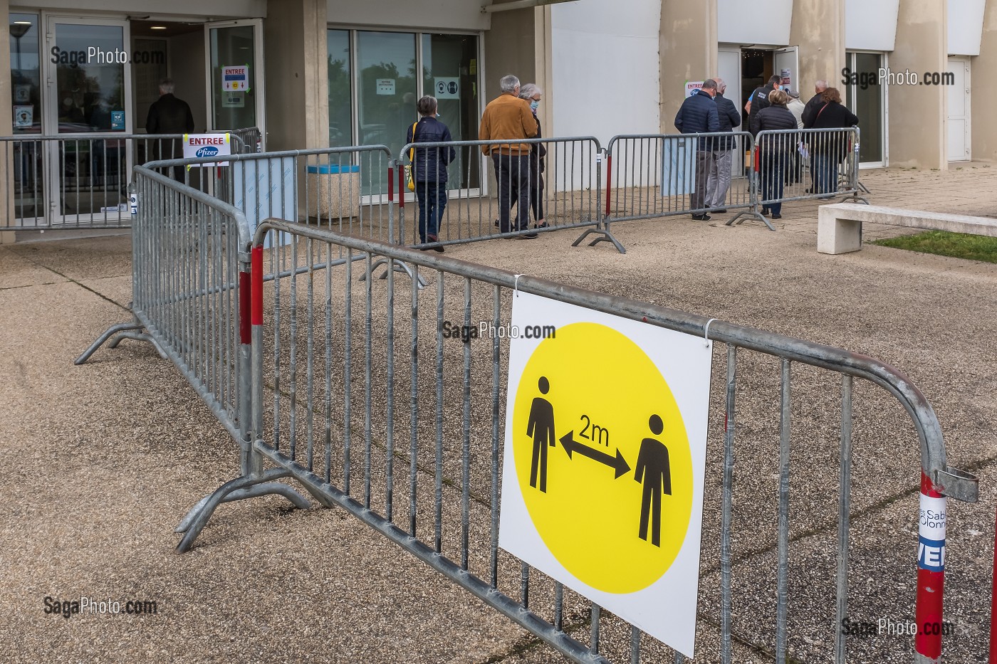 CENTRE DE VACCINATION COVID 19, GYMNASE, LES SABLES D'OLONNE, VENDEE, PAYS DE LOIRE, FRANCE, EUROPE 