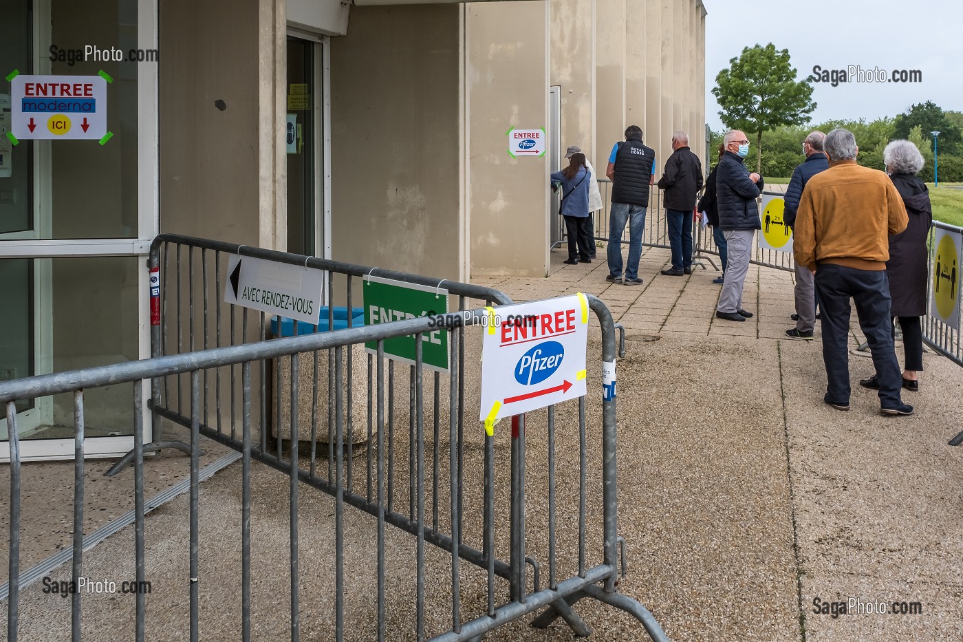 CENTRE DE VACCINATION COVID 19, GYMNASE, LES SABLES D'OLONNE, VENDEE, PAYS DE LOIRE, FRANCE, EUROPE 