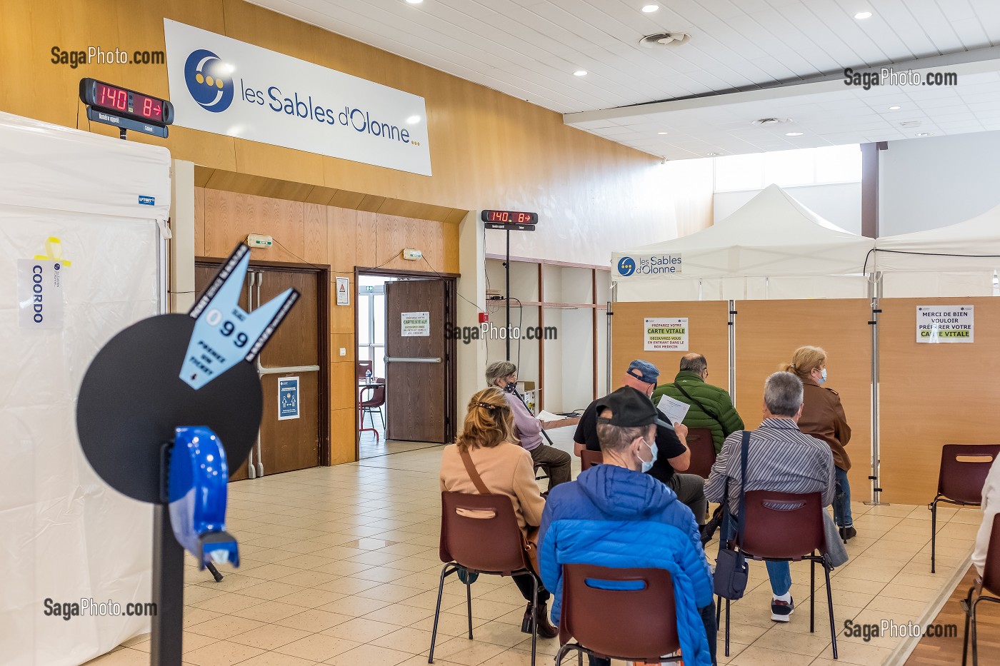 CENTRE DE VACCINATION COVID 19, GYMNASE, LES SABLES D'OLONNE, VENDEE, PAYS DE LOIRE, FRANCE, EUROPE 