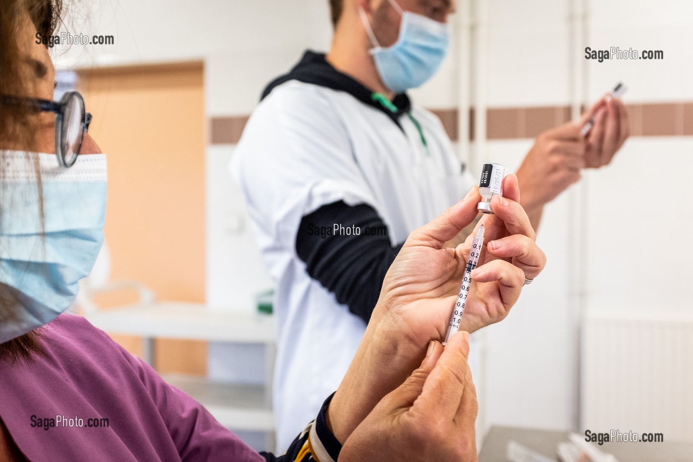 PREPARATION DES DOSES DE VACCIN MODERNA COVID 19, CENTRE DE VACCINATION COVID 19, GYMNASE, LES SABLES D'OLONNE, VENDEE, PAYS DE LOIRE, FRANCE, EUROPE 