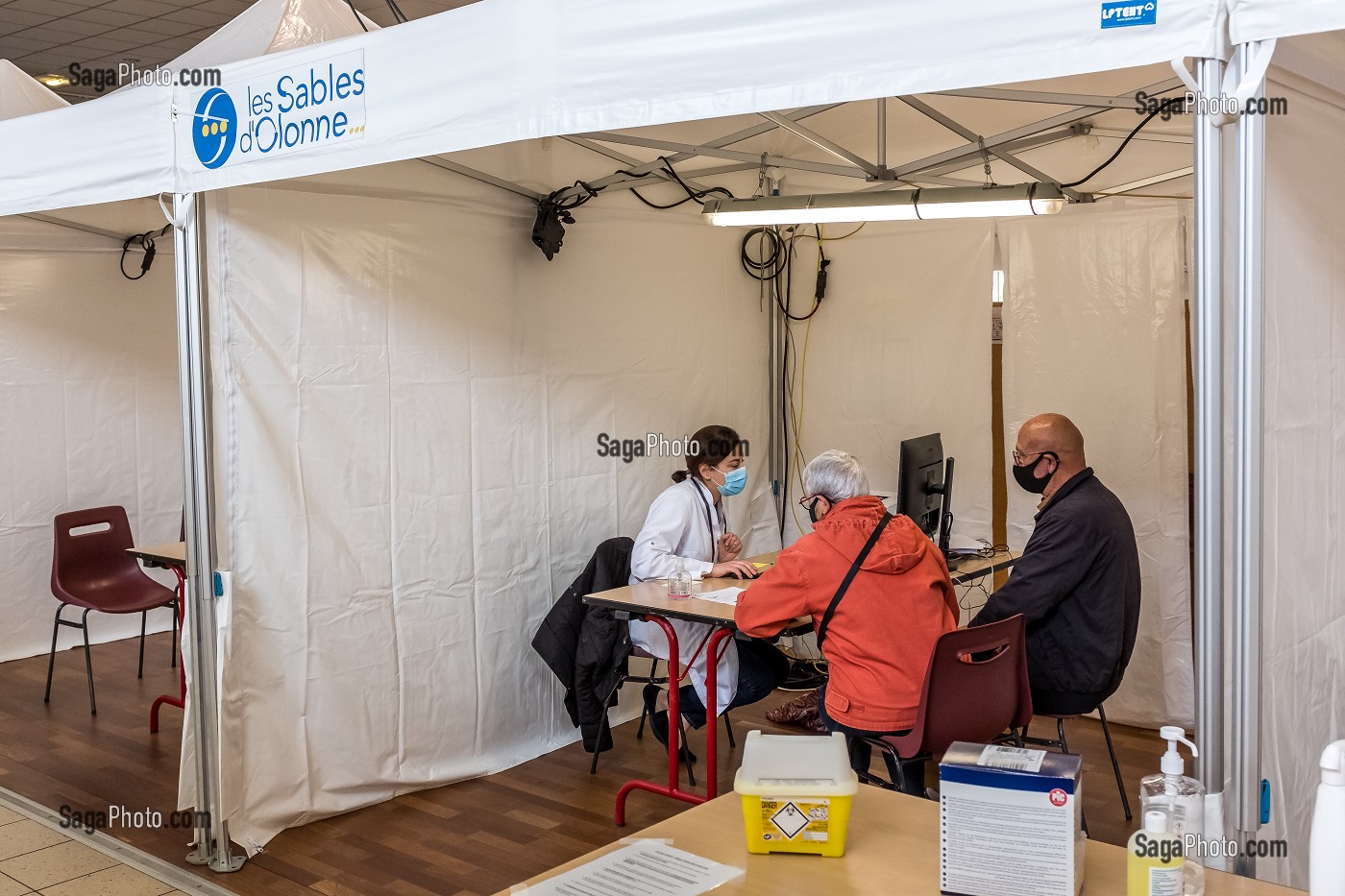 ENTRETIEN AVEC UN MEDECIN AVANT VACCINATION, CENTRE DE VACCINATION COVID 19, GYMNASE, LES SABLES D'OLONNE, VENDEE, PAYS DE LOIRE, FRANCE, EUROPE 